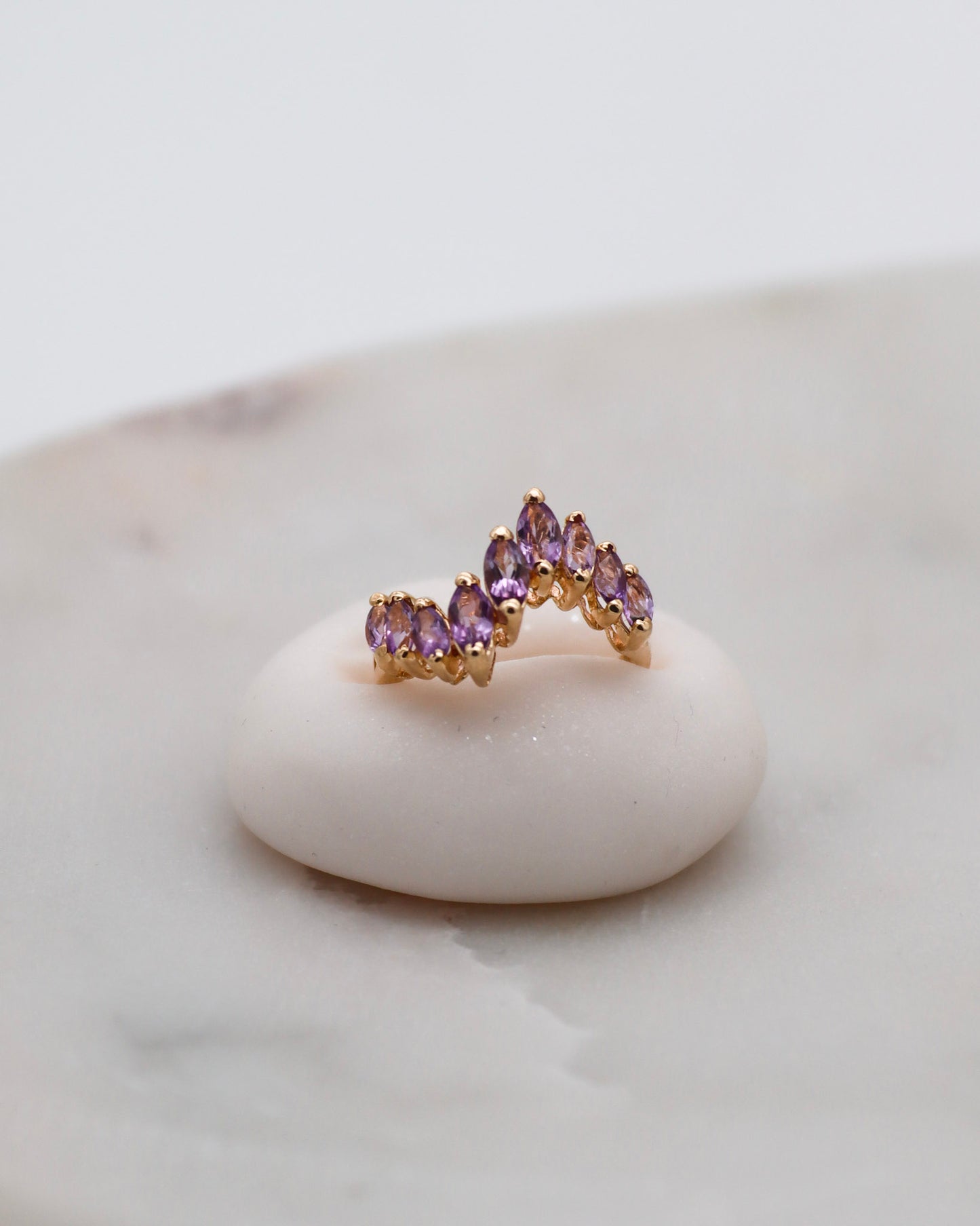 Eleganter Vintage-Ring Jaqueline mit 9 Marquise-Amethysten (ca. 0.40ct) und geschwungenem Wellendetail in 585 Gelbgold – einzigartiger Retro-Stil, erhältlich in München & Augsburg