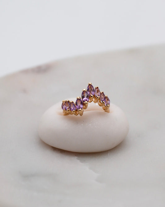 Eleganter Vintage-Ring Jaqueline mit 9 Marquise-Amethysten (ca. 0.40ct) und geschwungenem Wellendetail in 585 Gelbgold – einzigartiger Retro-Stil, erhältlich in München & Augsburg