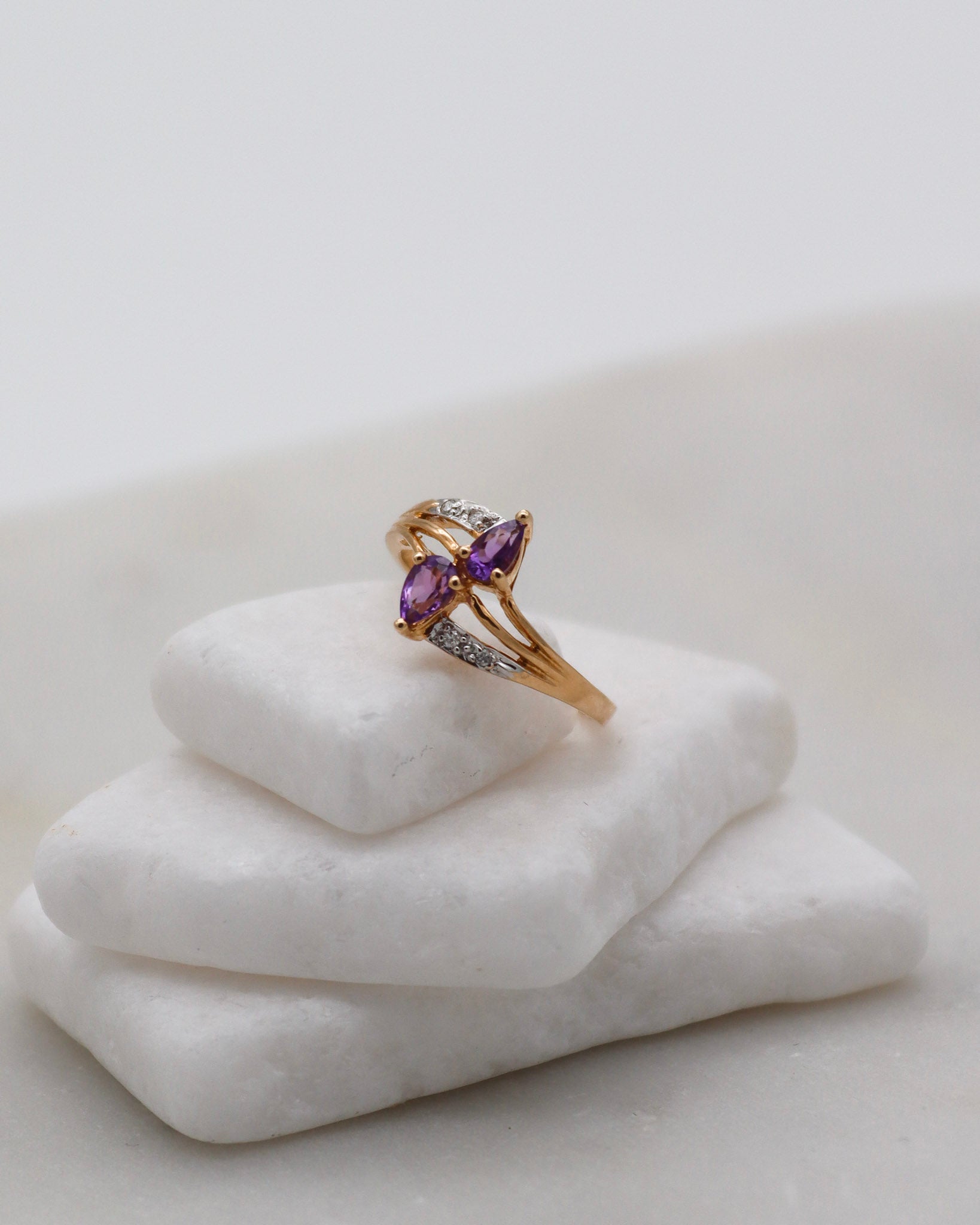 Vintage-Ring Barbra mit zwei tropfenförmigen Amethysten (ca. 0.20ct) und vier runden Brillanten (0.03ct) in 585 Gelbgold. Erhältlich in München & Augsburg.