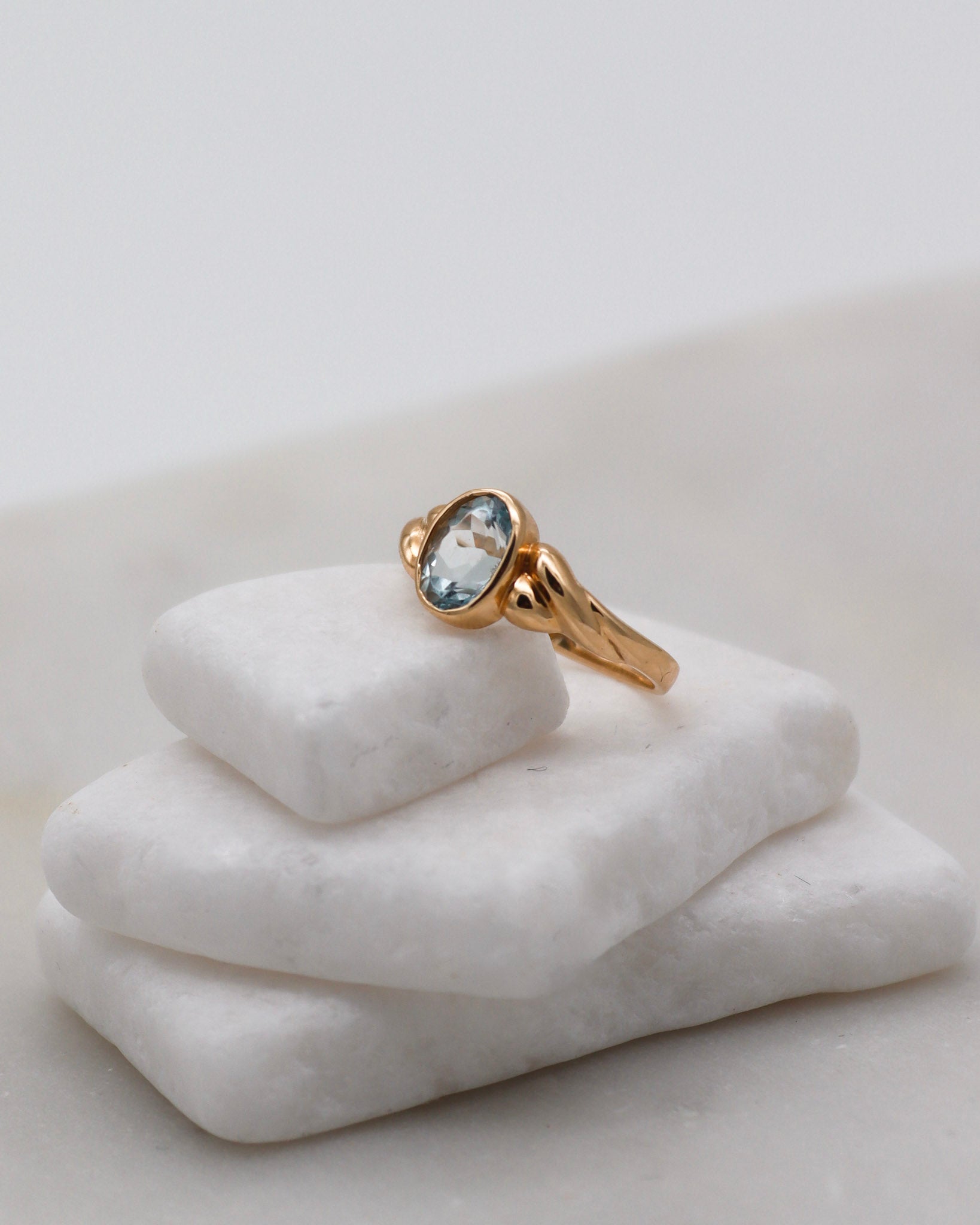 Vintage-Ring Nina mit 0.39ct ovalem Aquamarin und kunstvollem Flechtmuster in 585 Gelbgold. Verfügbar in München & Augsburg.