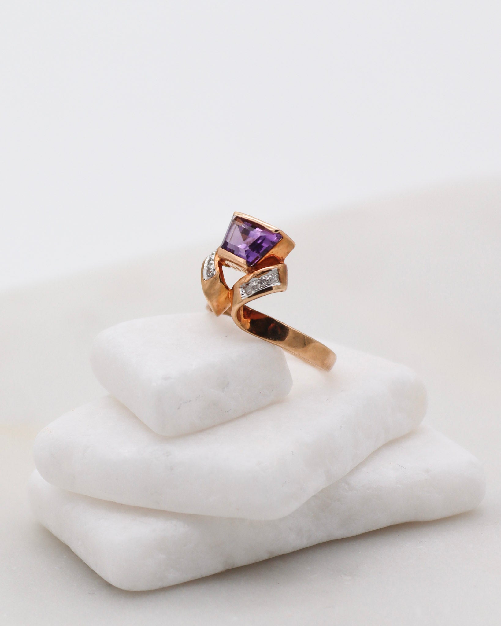 Vintage-Ring Anita mit trapezförmigem Amethyst und Brillanten, in 585er Gelbgold, in München und Augsburg erhältlich