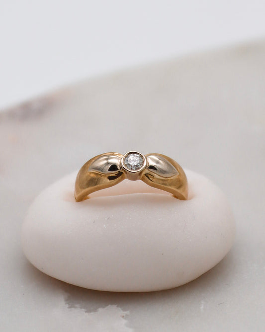 Vintage-Ring Shirley mit 0.16ct Diamant und geschwungenen Schleifendetails in Bicolor-Gelbgold und Weißgold, in München und Augsburg erhältlich