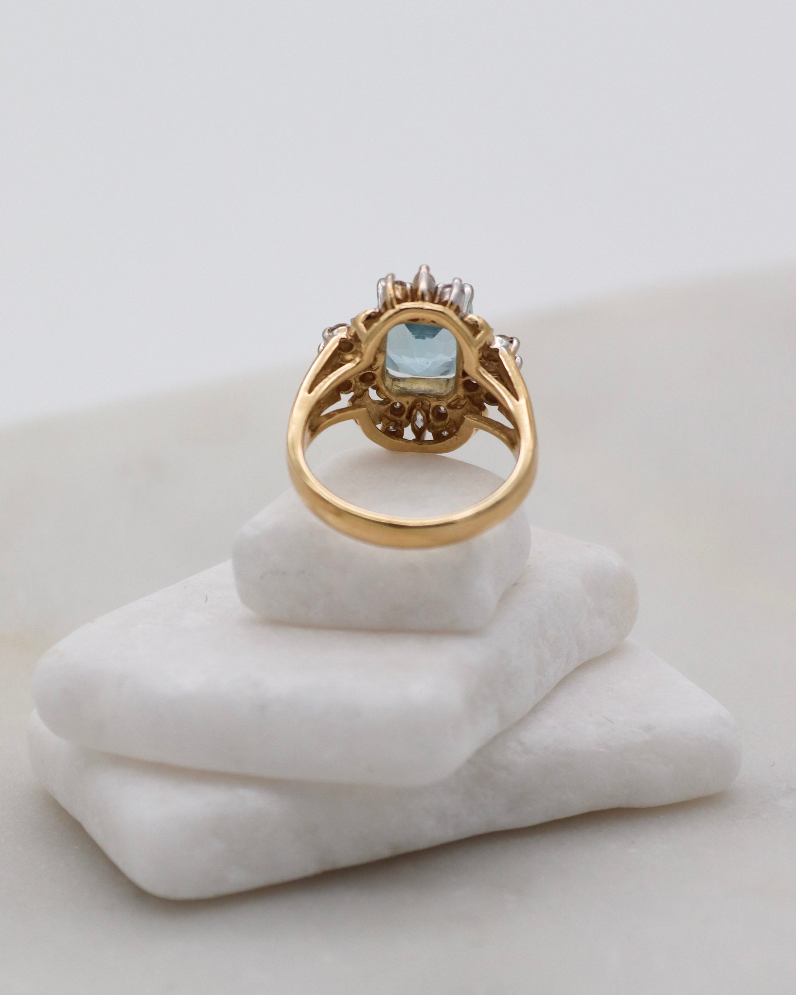 Vintage-Ring Audrey im Art-déco-Stil mit 3ct Aquamarin, 4 Marquise-Diamanten und 16 runden Brillanten, Bicolor-Gold, in München und Augsburg erhältlich