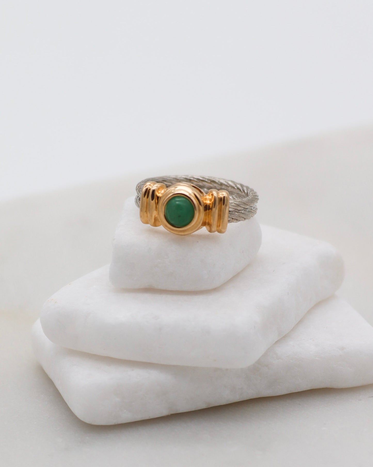 Vintage-Ring Etta mit grünem Edelstein, Bicolor-Design aus 585er Gelbgold und Weißgold, Drahtseiloptik, erhältlich in München und Augsburg