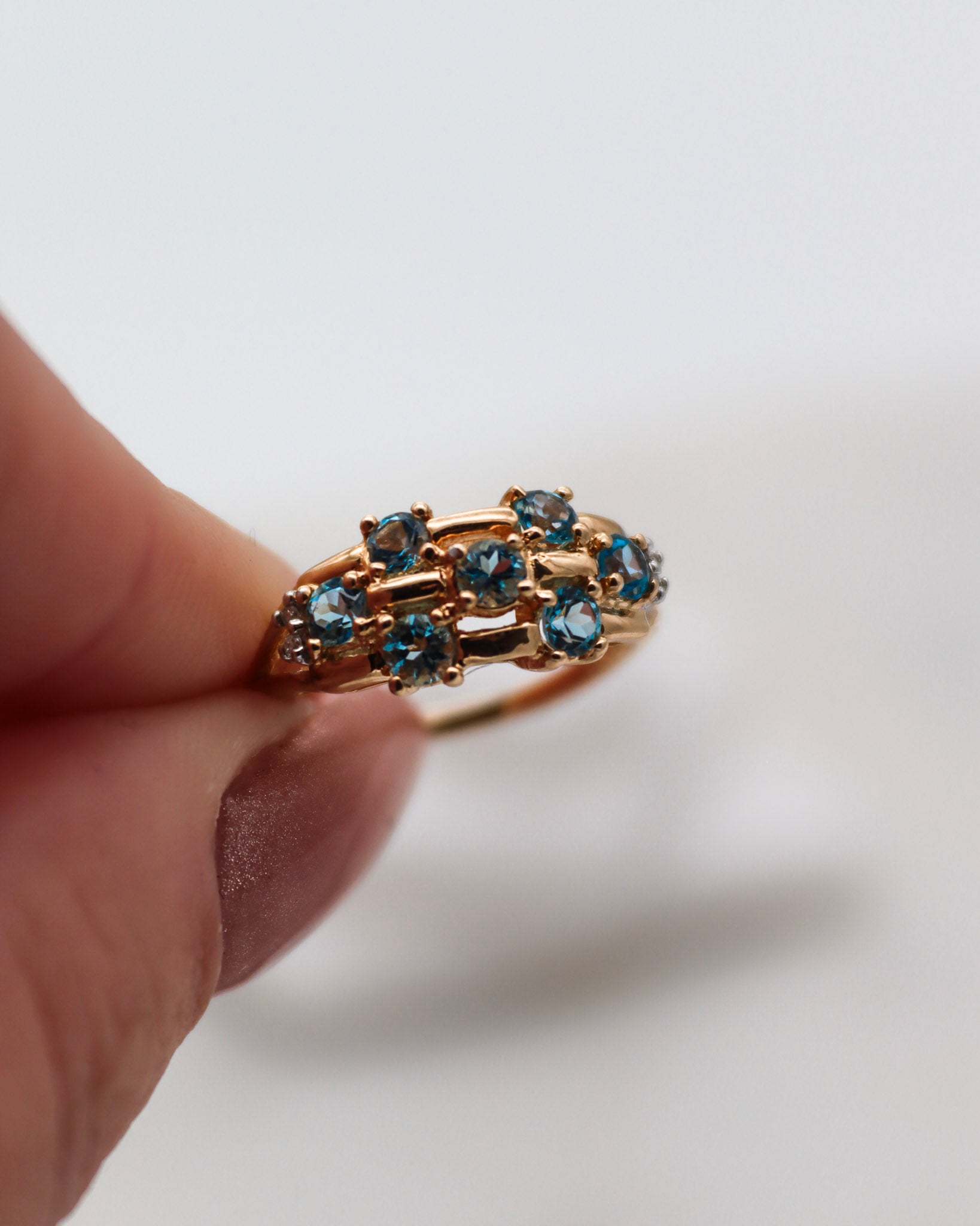 Vintage-Ring Jane aus 585er Gelbgold, besetzt mit 0.35ct Aquamarinen und 0.02ct Diamanten. Ein einzigartiges Schmuckstück in Größe 52, erhältlich in München und Augsburg

