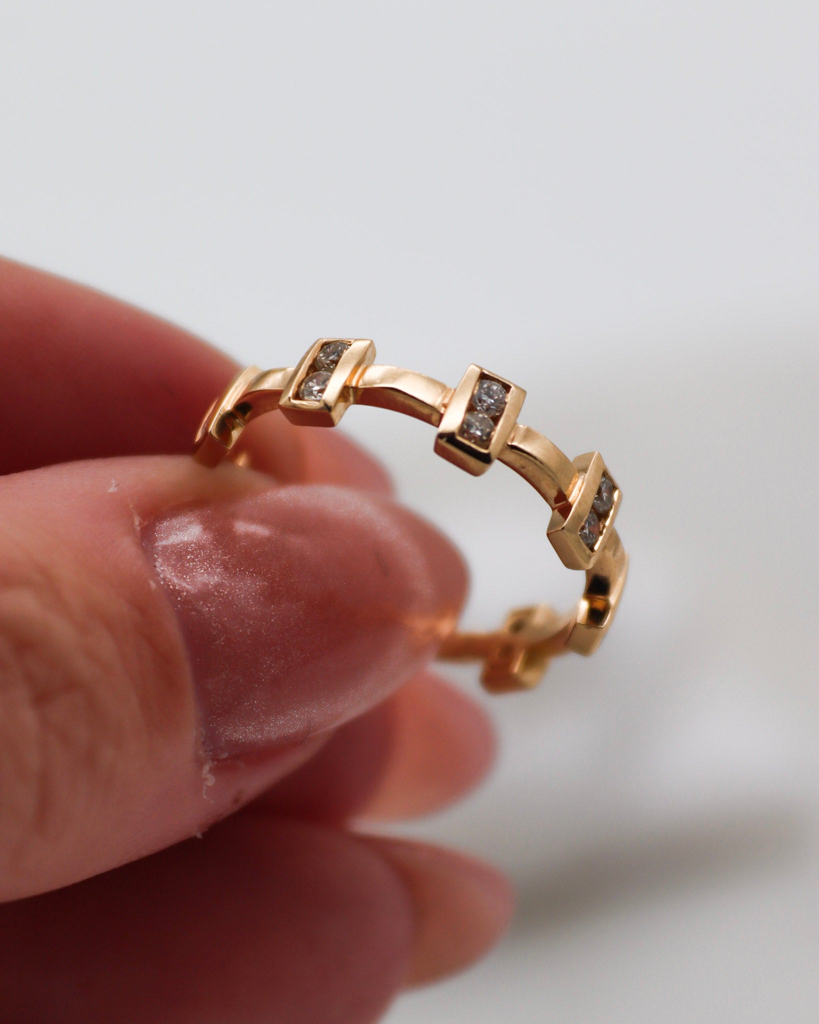 Vintage-Ring Mia mit 1.0ct Brillant und 14 Diamanten im Kronenstil, aus 585er Gold, erhältlich in München und Augsburg
