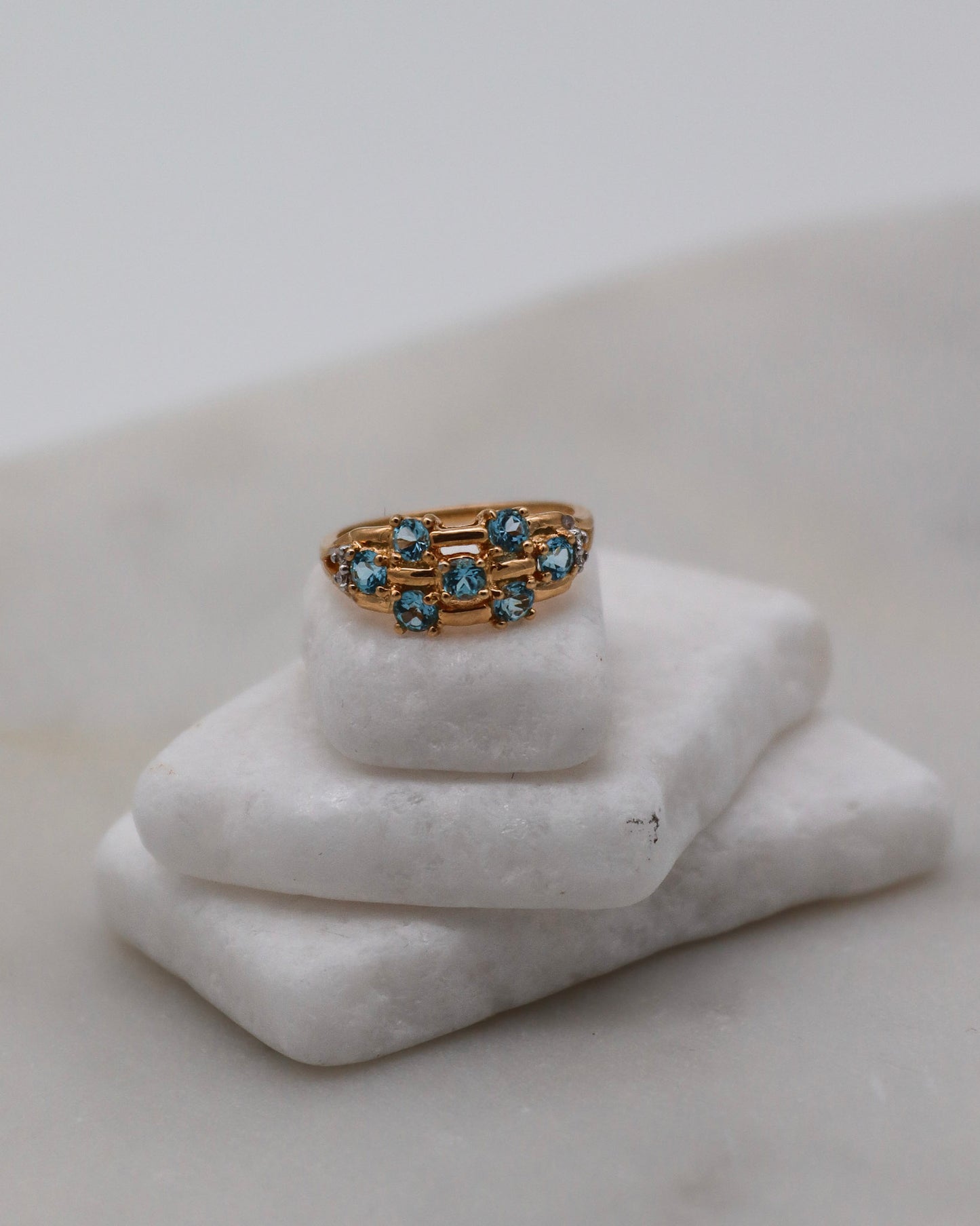 Vintage-Ring Jane aus 585er Gelbgold, besetzt mit 0.35ct Aquamarinen und 0.02ct Diamanten. Ein einzigartiges Schmuckstück in Größe 52, erhältlich in München und Augsburg

