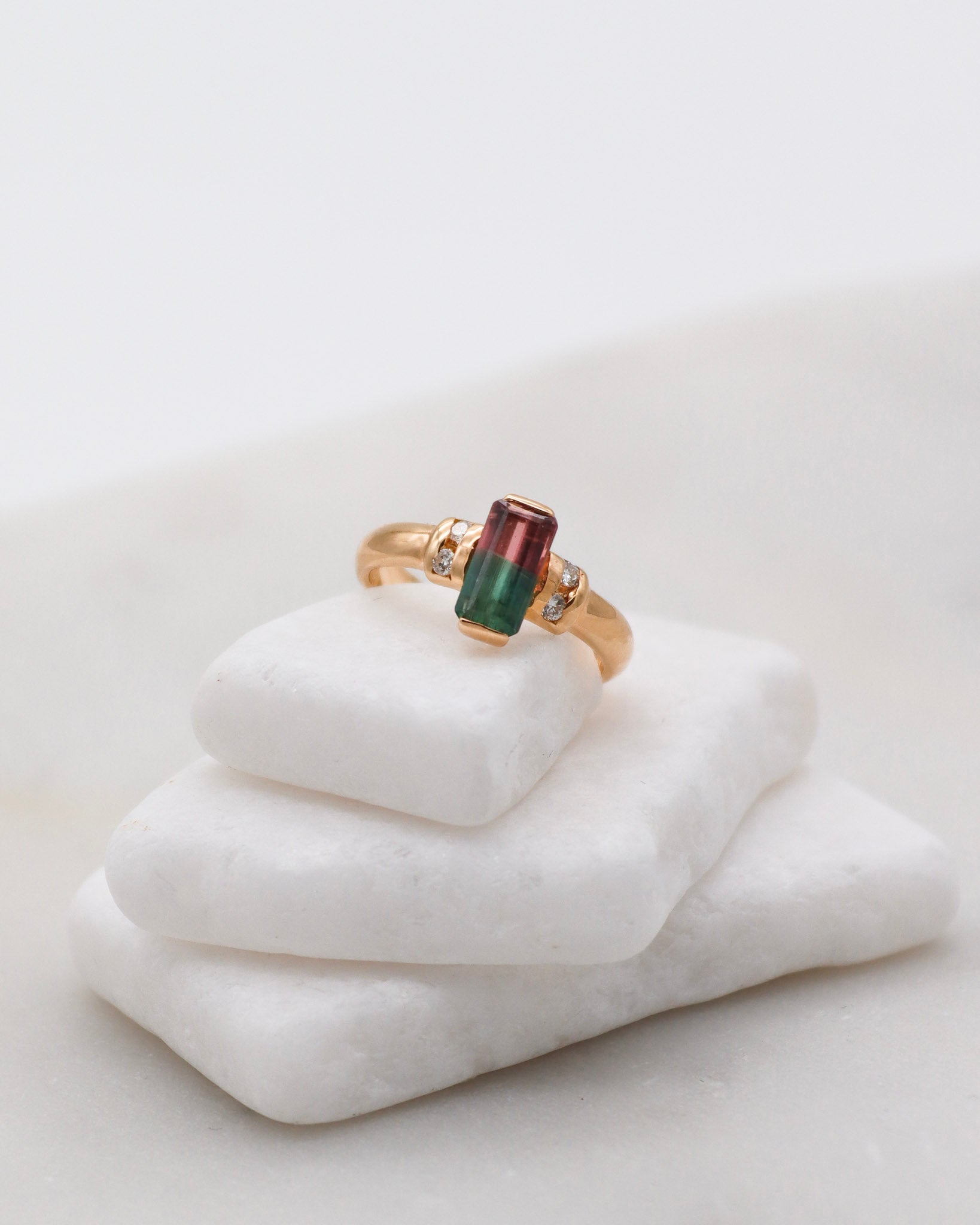 Vintage-Ring Melodie mit einzigartigem Watermelon-Turmalin im Emerald Cut (ca. 1ct) und vier runden Brillanten (0.10ct) in 585 Gelbgold. Erhältlich in München & Augsburg.