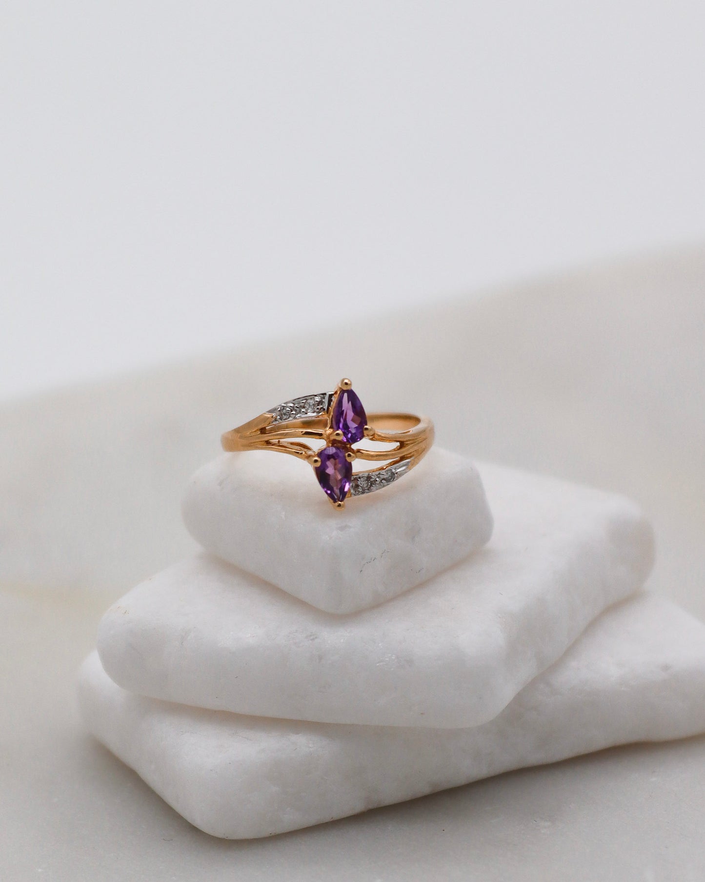 Vintage-Ring Barbra mit zwei tropfenförmigen Amethysten (ca. 0.20ct) und vier runden Brillanten (0.03ct) in 585 Gelbgold. Erhältlich in München & Augsburg.