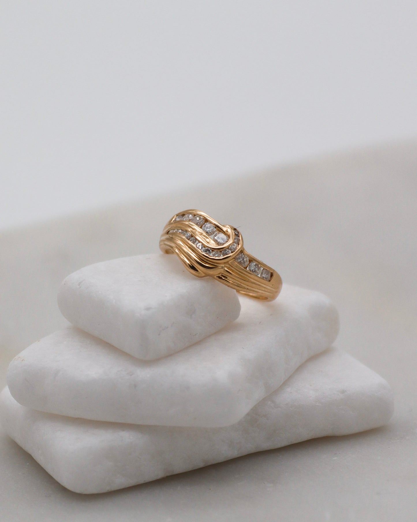 Vintage-Ring Simone mit 21 Brillanten (ca. 0.48ct) und Knotendetail in 585 Gelbgold. Jetzt erhältlich in München & Augsburg.