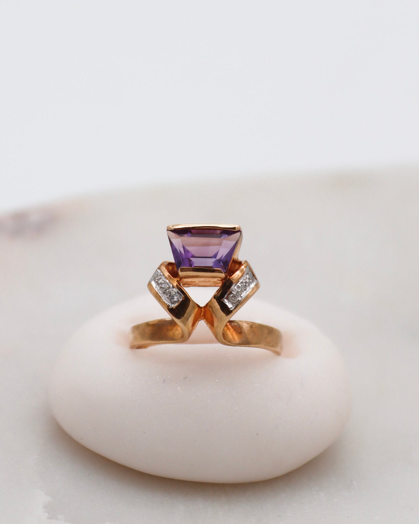 Vintage-Ring Anita mit trapezförmigem Amethyst und Brillanten, in 585er Gelbgold, in München und Augsburg erhältlich