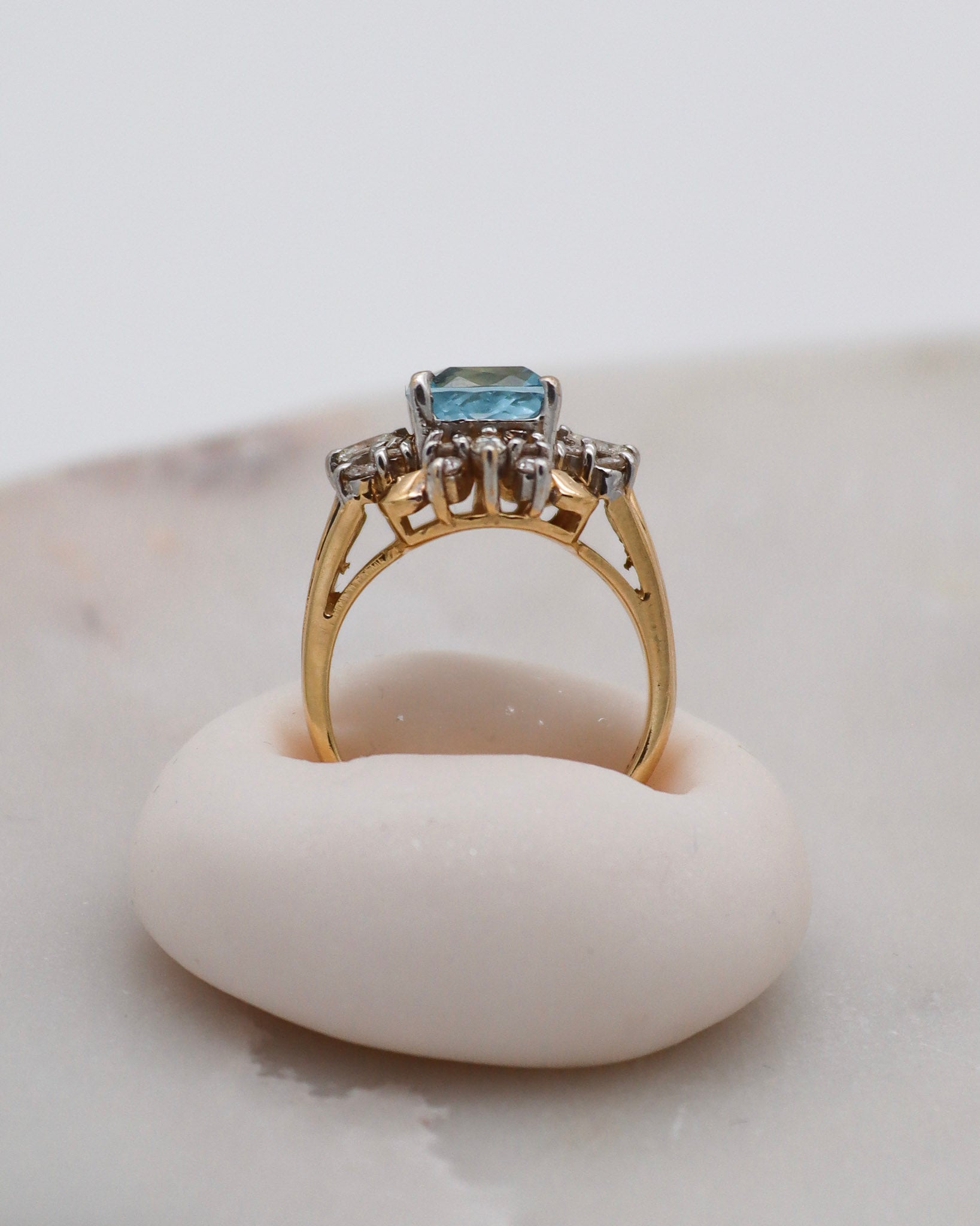 Vintage-Ring Audrey im Art-déco-Stil mit 3ct Aquamarin, 4 Marquise-Diamanten und 16 runden Brillanten, Bicolor-Gold, in München und Augsburg erhältlich