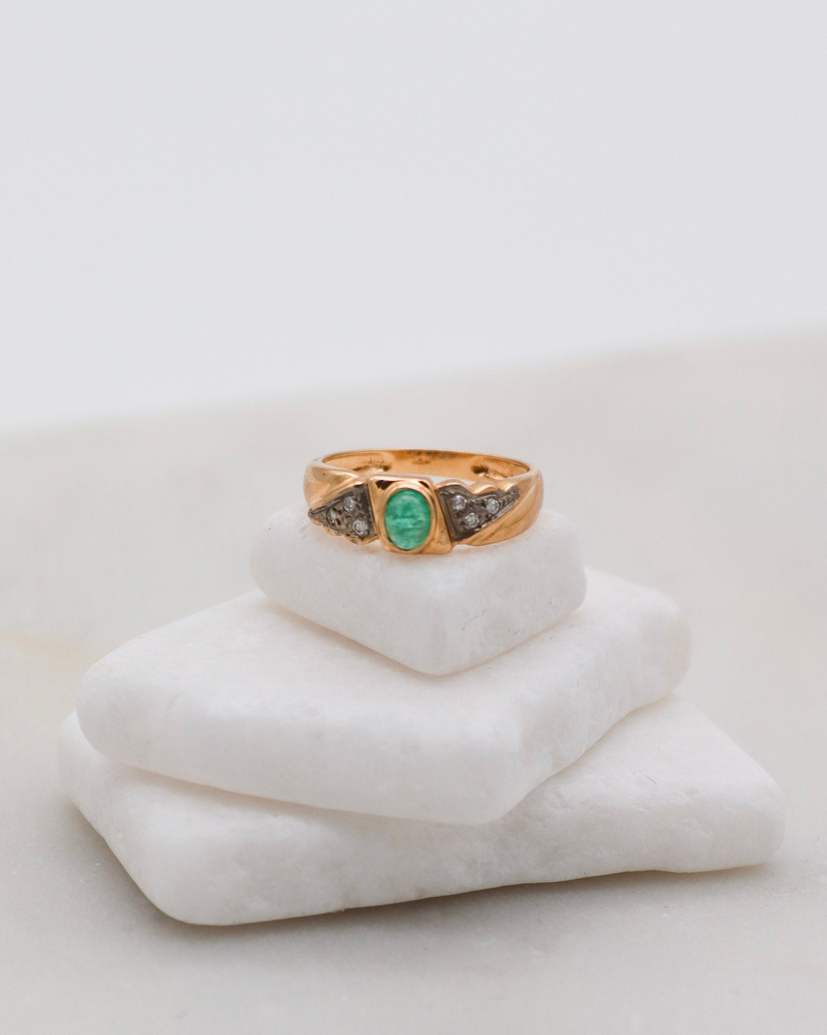 Vintage-Ring Peggy mit 0.36ct ovalem Smaragd und 0.06ct Diamanten, 585er Gelbgold, Art-Déco-Stil, erhältlich in München und Augsburg