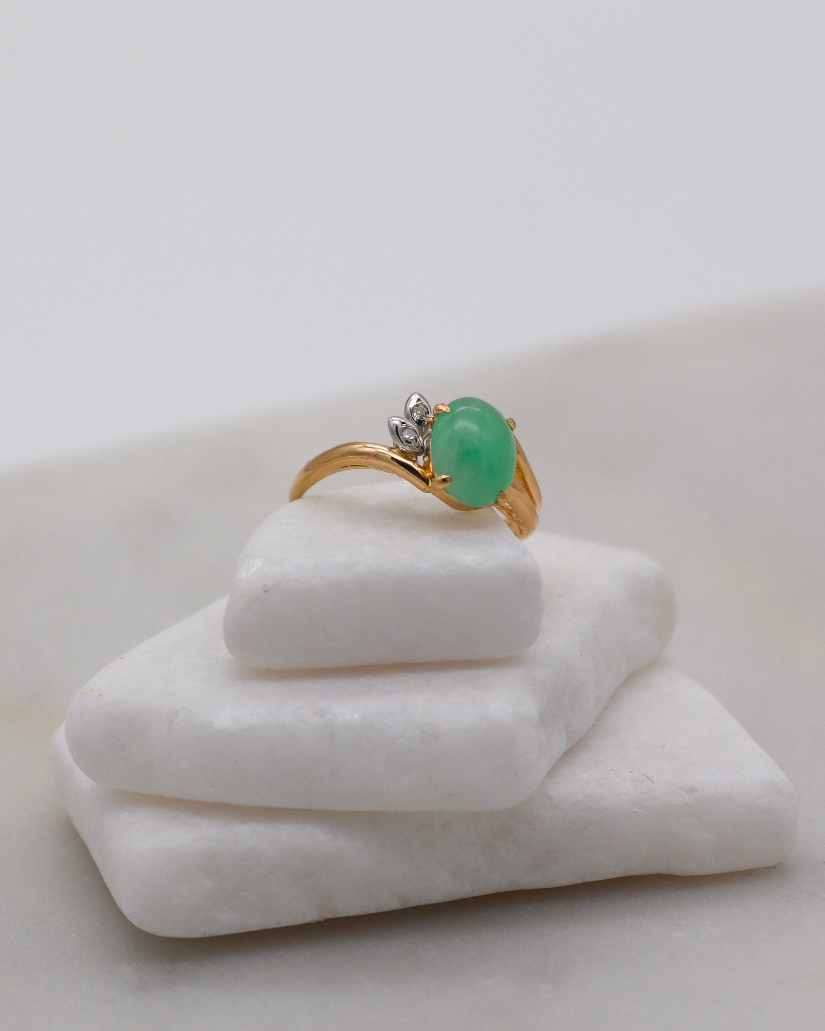 Vintage-Ring Ingrid mit ovalem Cabochon Jade (1.5ct), umgeben von Diamanten (je 0.02ct) in 585er Gelbgold, erhältlich in München und Augsburg