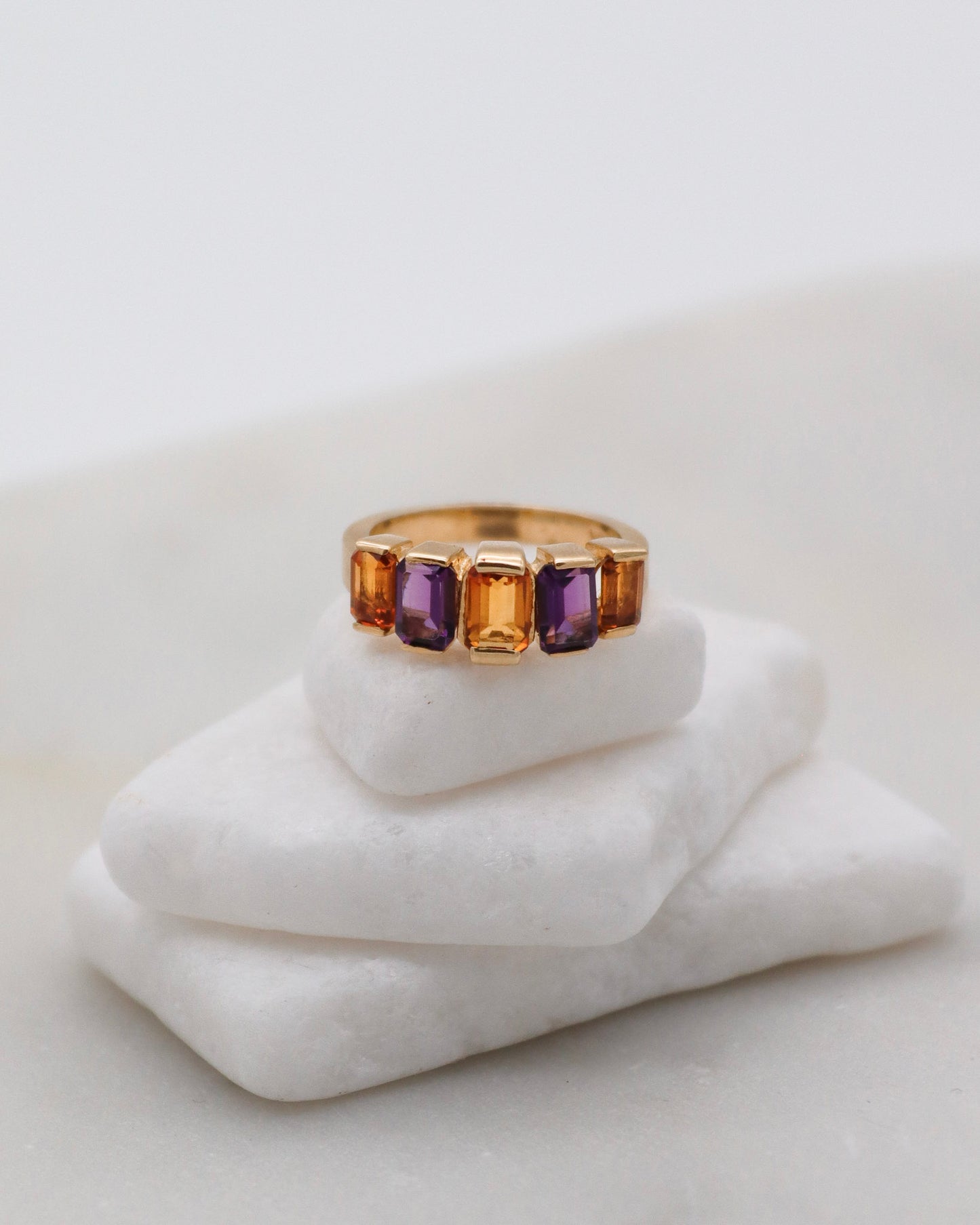 Eleganter Vintage-Ring Donna im Art-Déco-Stil mit Amethysten und gelben Topasen (3.17ct) im Emerald-Schliff, gefasst in 585 Gelbgold. Erhältlich in München & Augsburg.