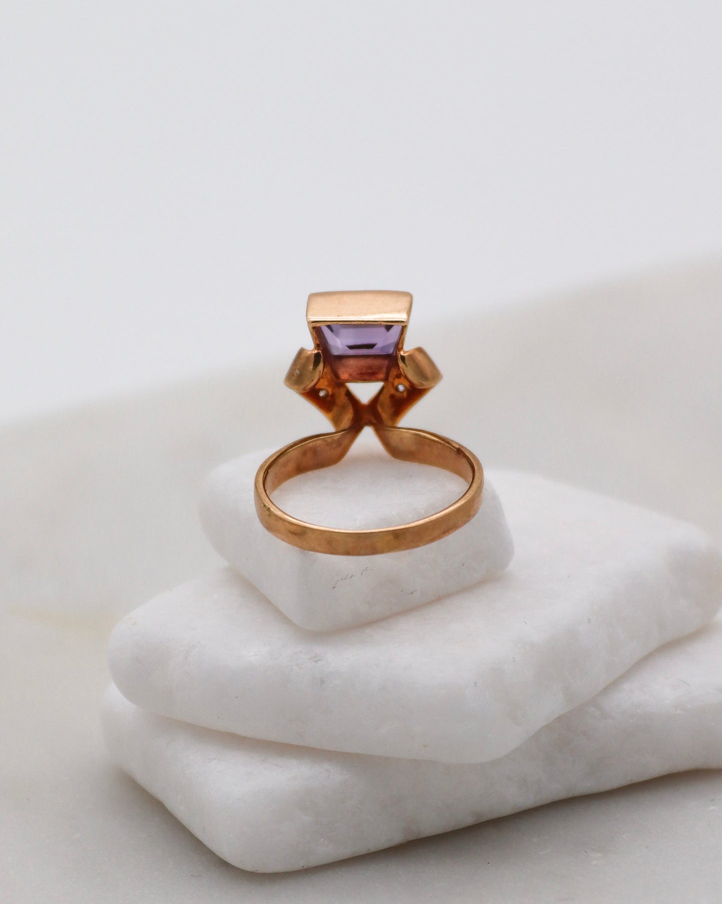 Vintage-Ring Anita mit trapezförmigem Amethyst und Brillanten, in 585er Gelbgold, in München und Augsburg erhältlich