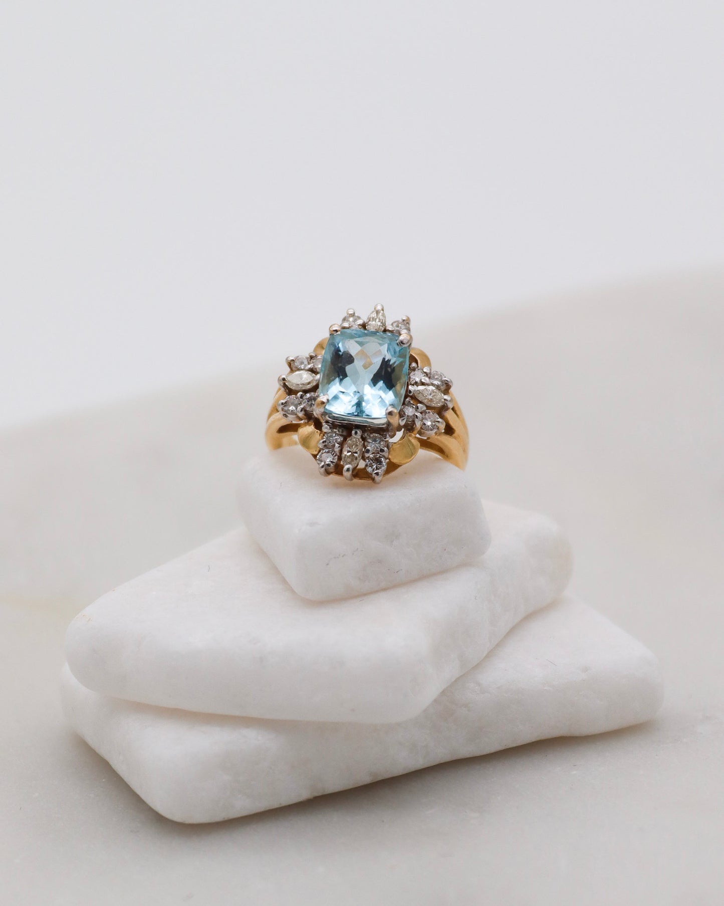 Vintage-Ring Audrey im Art-déco-Stil mit 3ct Aquamarin, 4 Marquise-Diamanten und 16 runden Brillanten, Bicolor-Gold, in München und Augsburg erhältlich