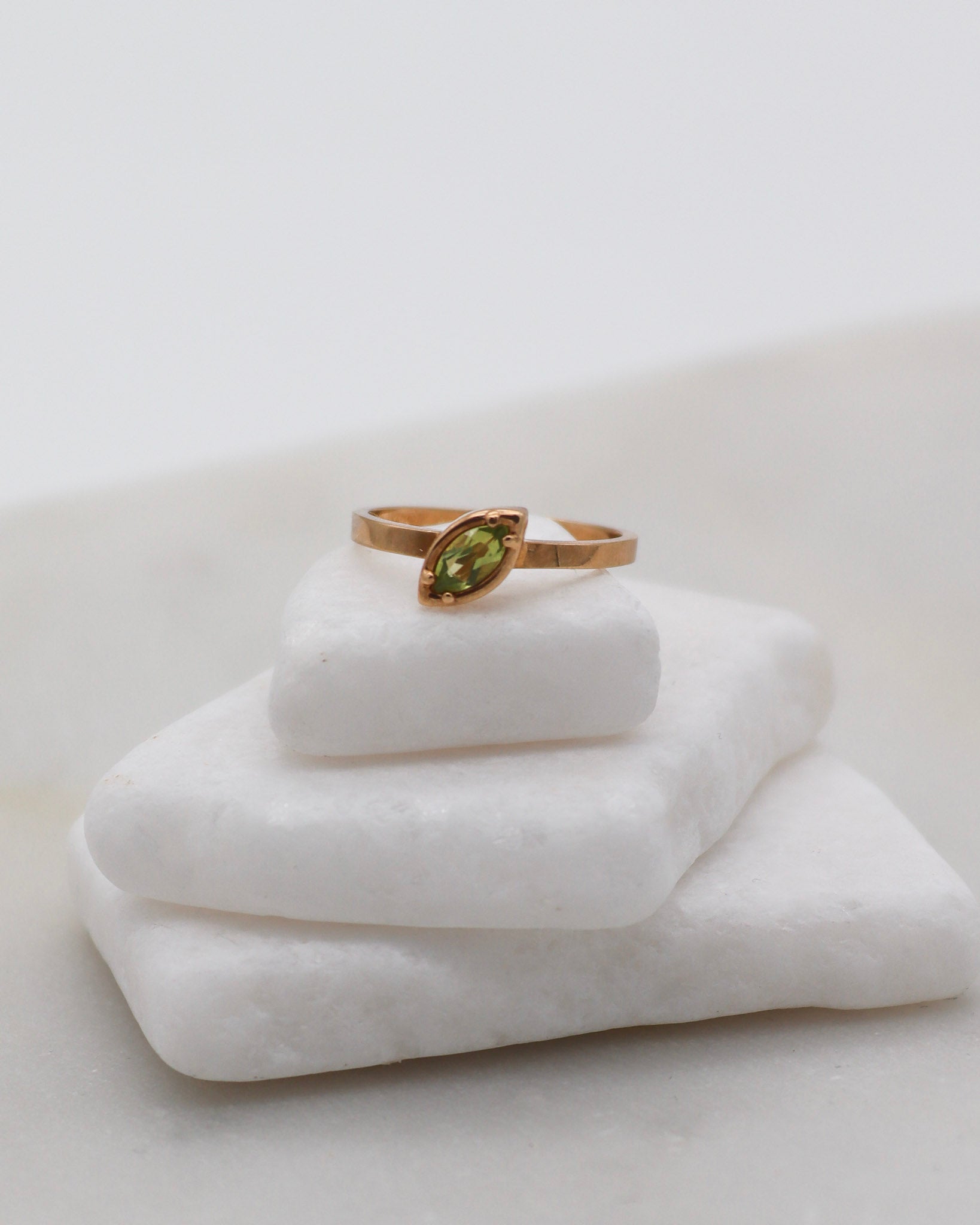 Vintage-Ring Eva mit marquiseschleifigem Peridot (0.25ct) in 585er Gelbgold, Bezelsetting und Krappenfassung, erhältlich in München und Augsburg