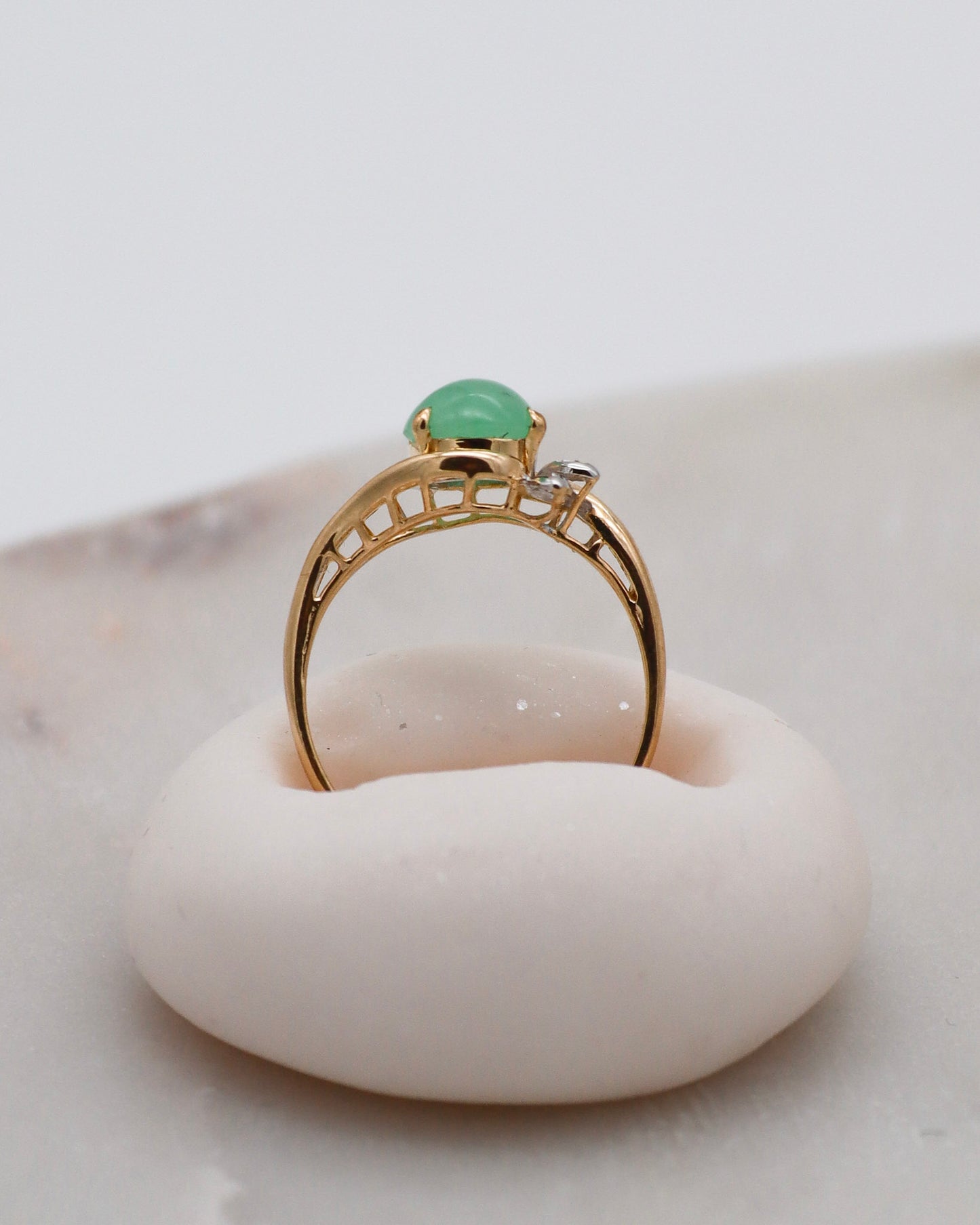 Vintage-Ring Ingrid mit ovalem Cabochon Jade (1.5ct), umgeben von Diamanten (je 0.02ct) in 585er Gelbgold, erhältlich in München und Augsburg