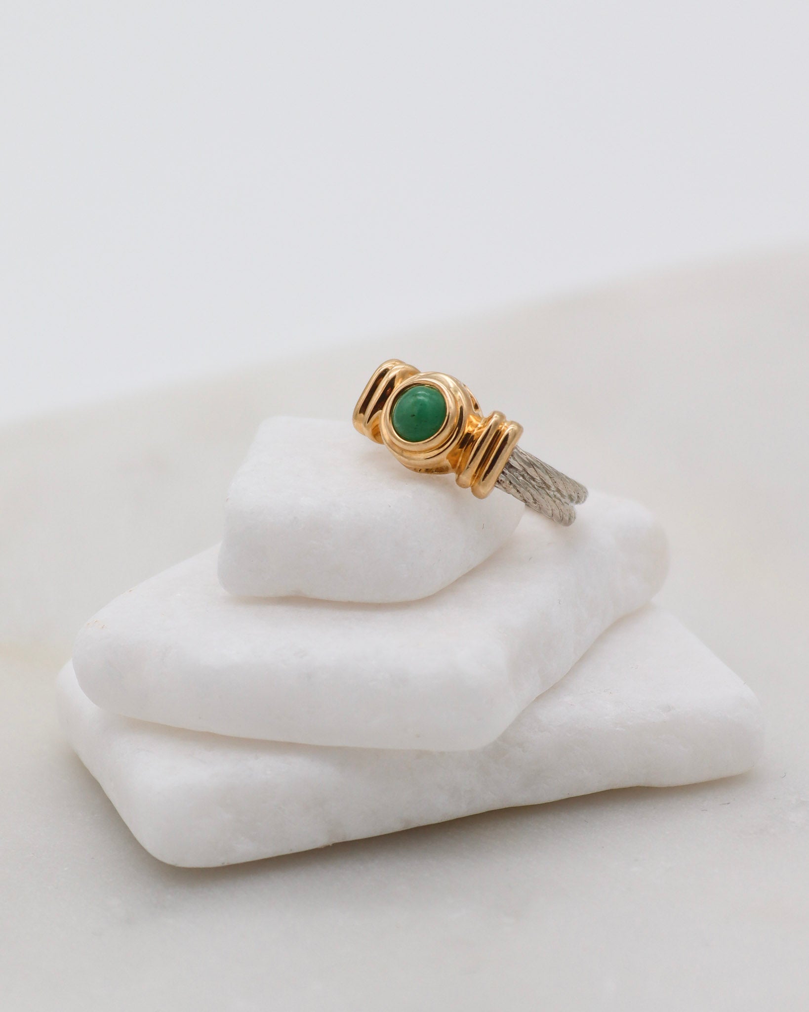 Vintage-Ring Etta mit grünem Edelstein, Bicolor-Design aus 585er Gelbgold und Weißgold, Drahtseiloptik, erhältlich in München und Augsburg