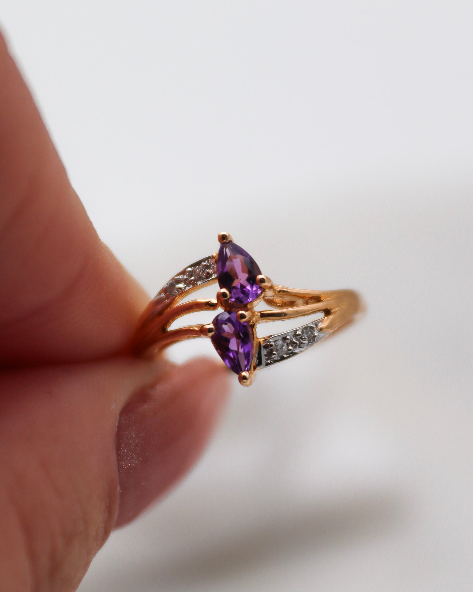 Vintage-Ring Barbra mit zwei tropfenförmigen Amethysten (ca. 0.20ct) und vier runden Brillanten (0.03ct) in 585 Gelbgold. Erhältlich in München & Augsburg.