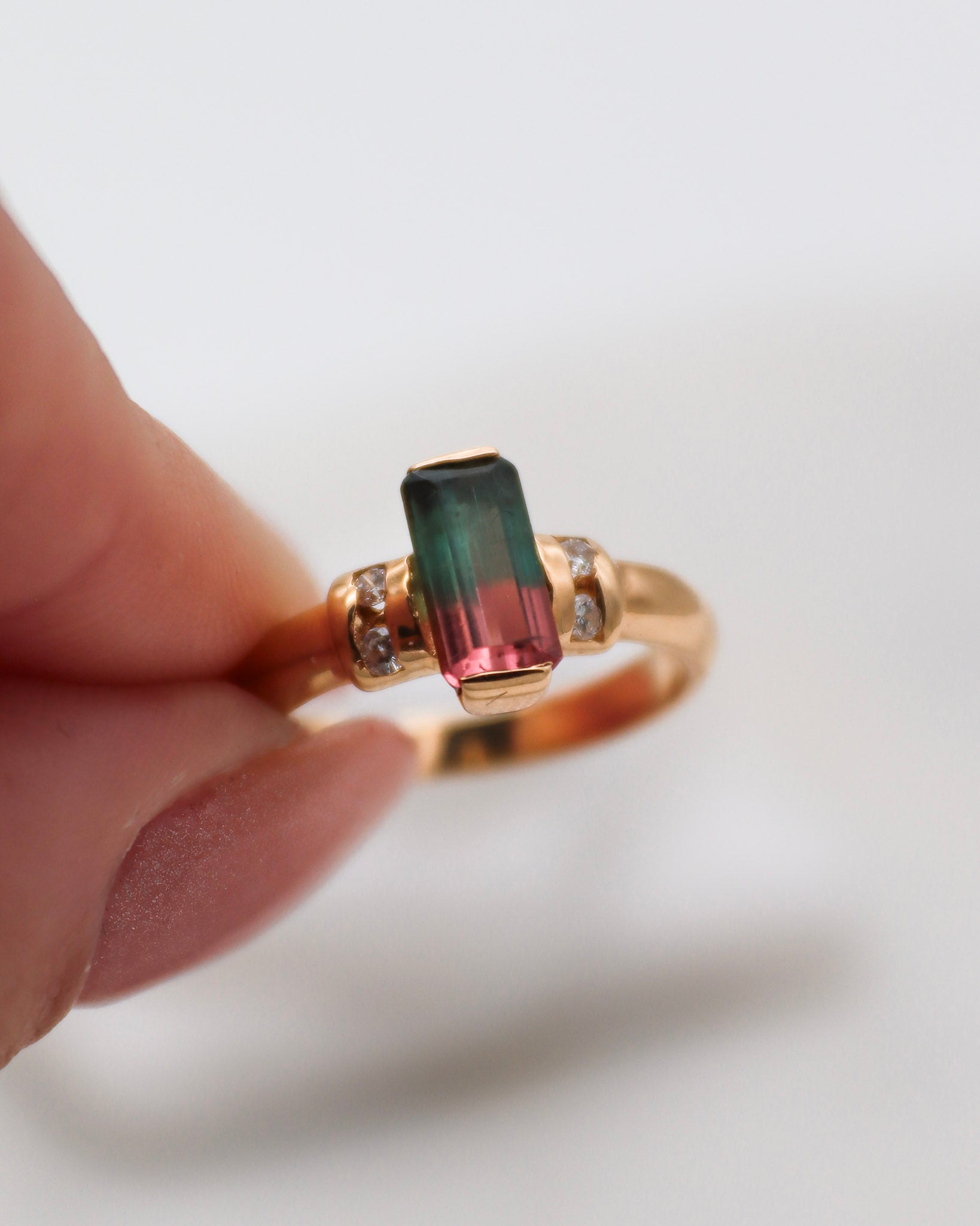 Vintage-Ring Melodie mit einzigartigem Watermelon-Turmalin im Emerald Cut (ca. 1ct) und vier runden Brillanten (0.10ct) in 585 Gelbgold. Erhältlich in München & Augsburg.