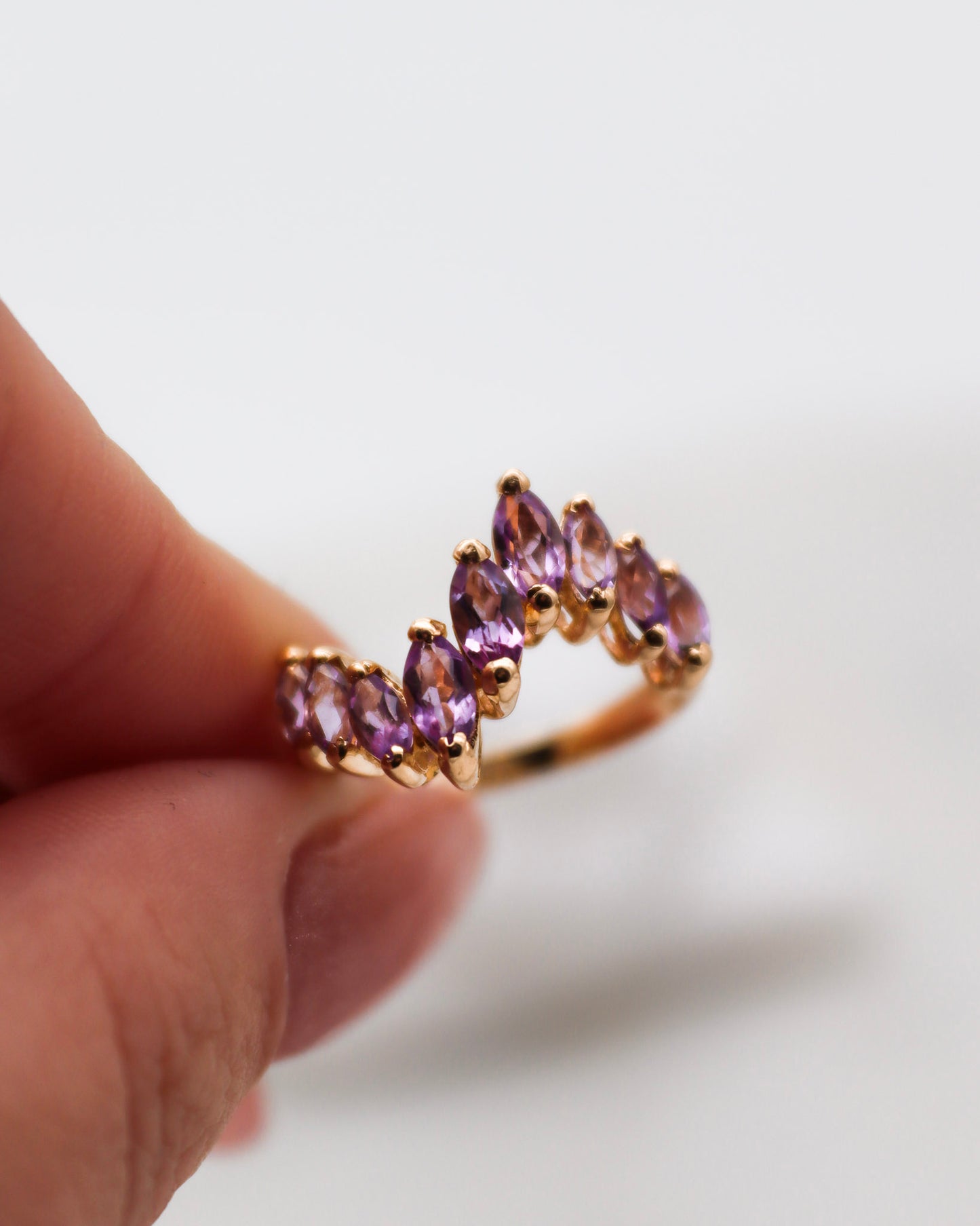 Eleganter Vintage-Ring Jaqueline mit 9 Marquise-Amethysten (ca. 0.40ct) und geschwungenem Wellendetail in 585 Gelbgold – einzigartiger Retro-Stil, erhältlich in München & Augsburg