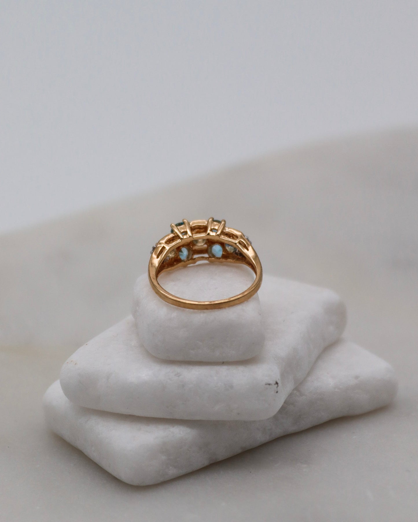 Vintage-Ring Jane aus 585er Gelbgold, besetzt mit 0.35ct Aquamarinen und 0.02ct Diamanten. Ein einzigartiges Schmuckstück in Größe 52, erhältlich in München und Augsburg

