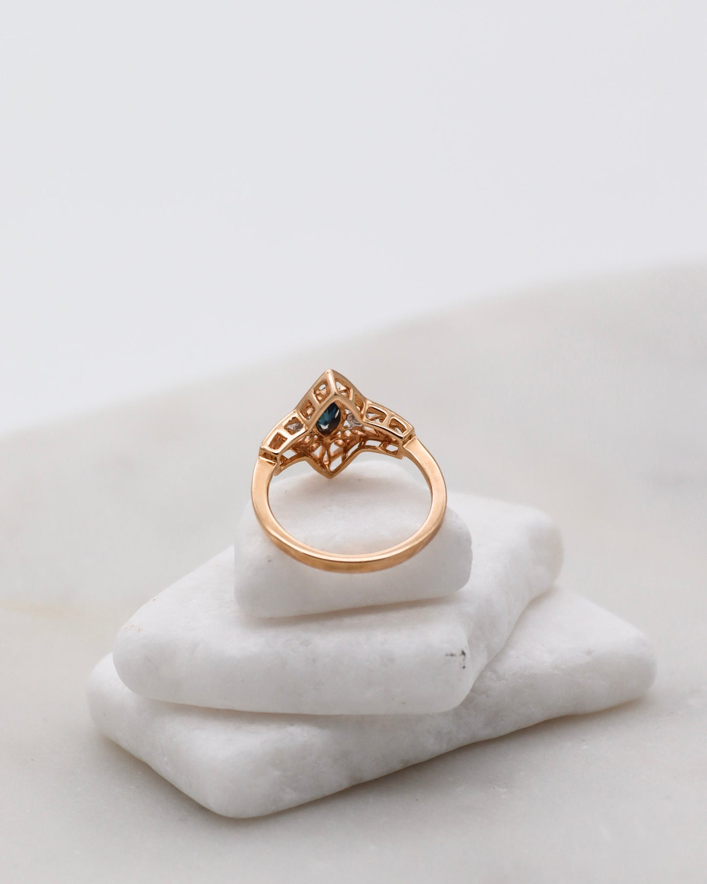 Vintage-Ring Joan aus 585er Gelbgold mit 0.35ct Marquise-Saphir und 0.03ct Diamanten. Art-Déco-Stil mit kunstvollen Details, erhältlich in München und Augsburg

