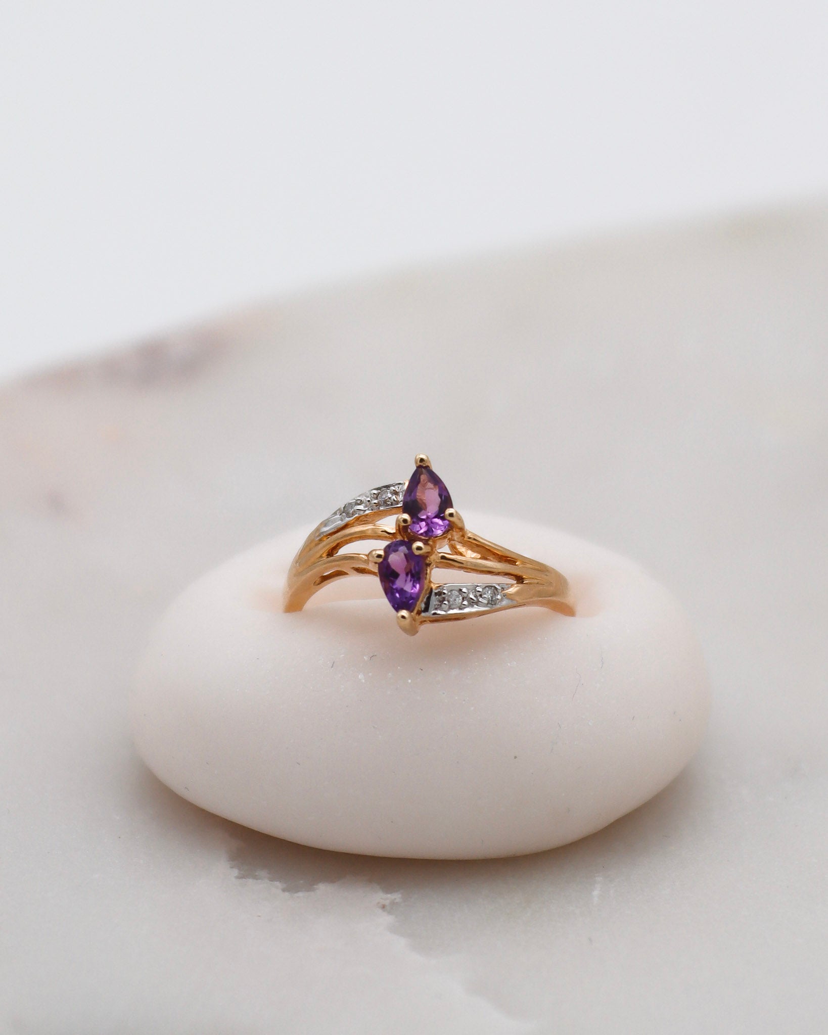 Vintage-Ring Barbra mit zwei tropfenförmigen Amethysten (ca. 0.20ct) und vier runden Brillanten (0.03ct) in 585 Gelbgold. Erhältlich in München & Augsburg.