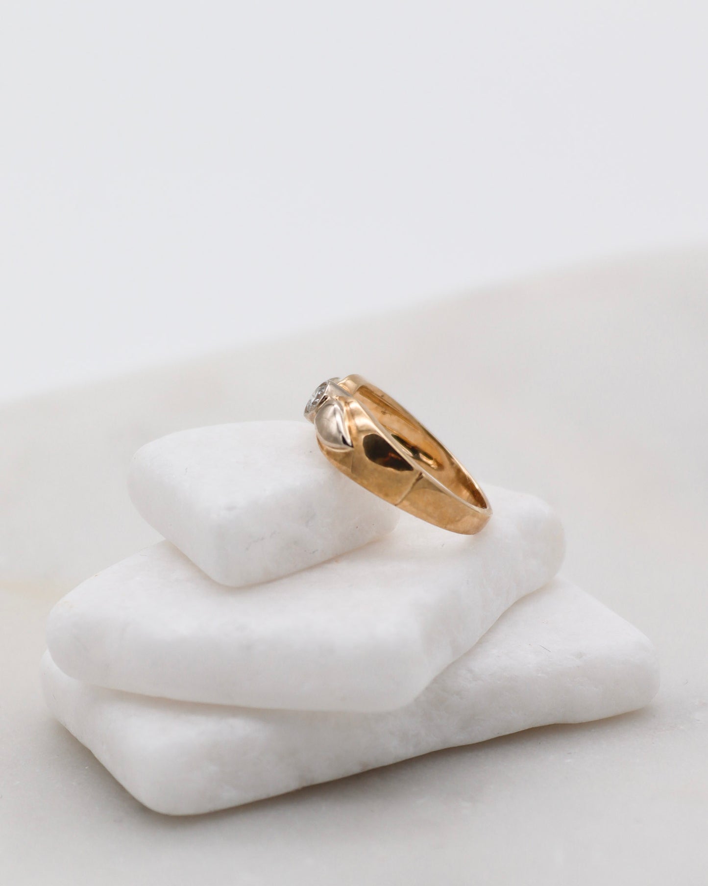 Vintage-Ring Shirley mit 0.16ct Diamant und geschwungenen Schleifendetails in Bicolor-Gelbgold und Weißgold, in München und Augsburg erhältlich