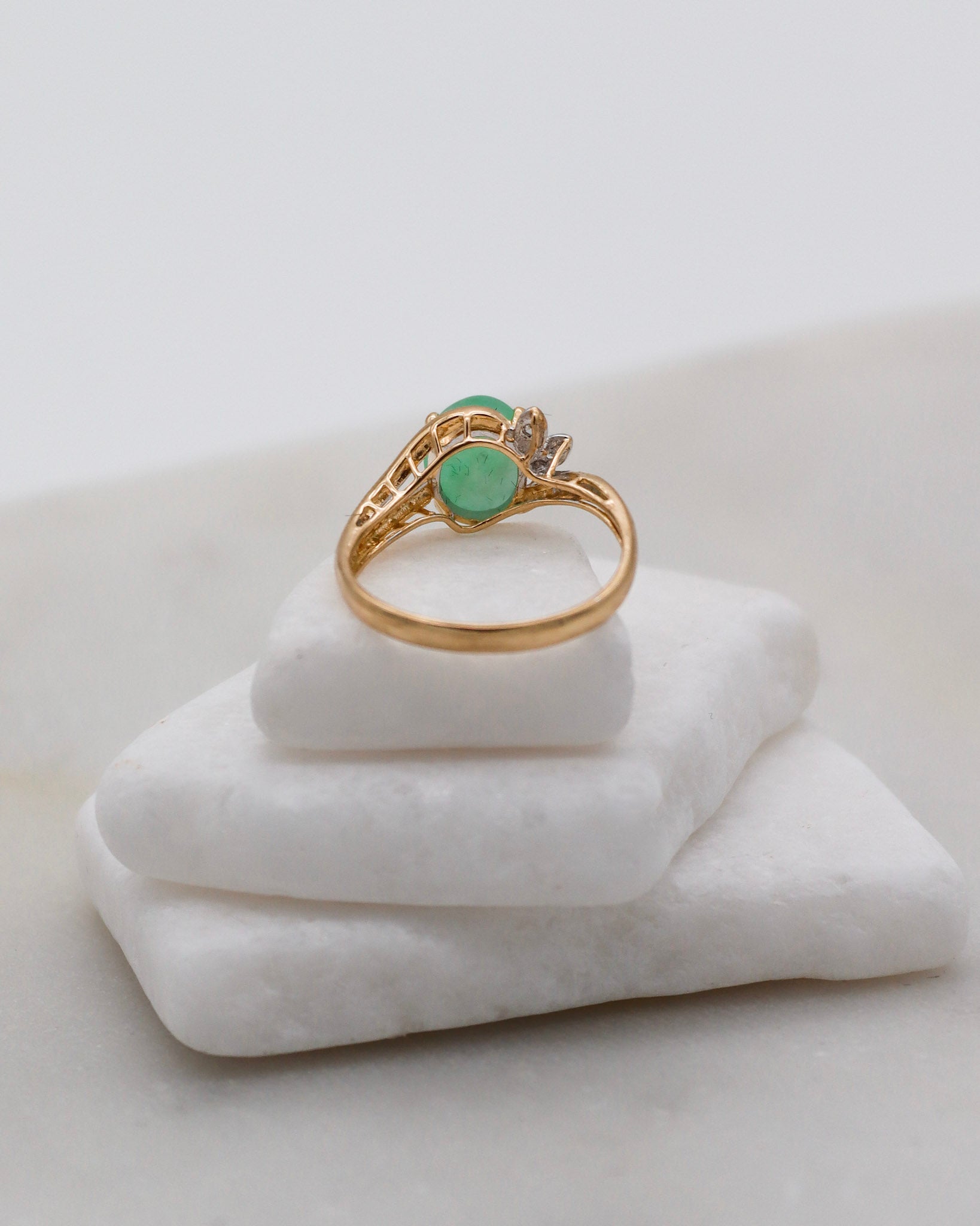 Vintage-Ring Ingrid mit ovalem Cabochon Jade (1.5ct), umgeben von Diamanten (je 0.02ct) in 585er Gelbgold, erhältlich in München und Augsburg