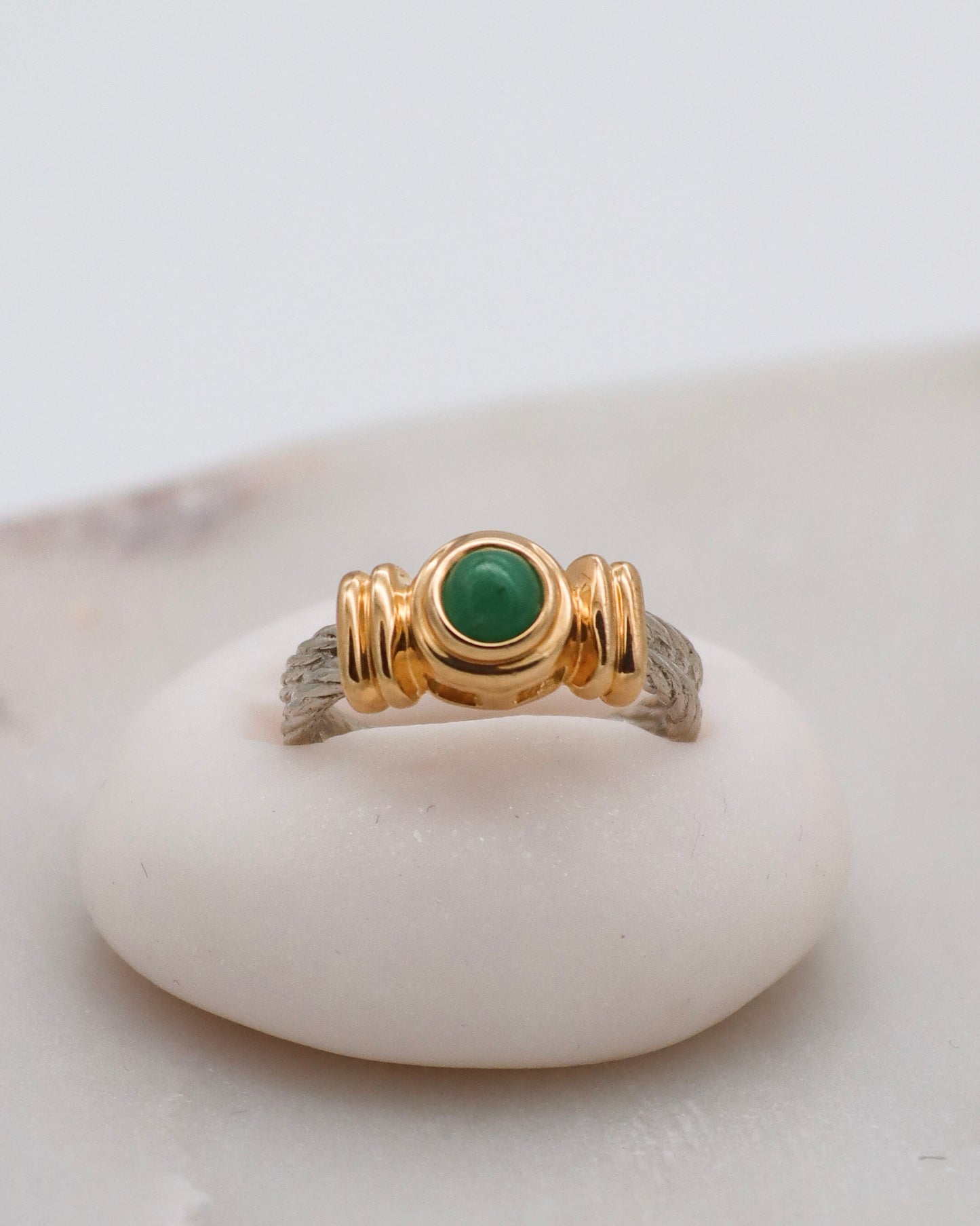 Vintage-Ring Etta mit grünem Edelstein, Bicolor-Design aus 585er Gelbgold und Weißgold, Drahtseiloptik, erhältlich in München und Augsburg