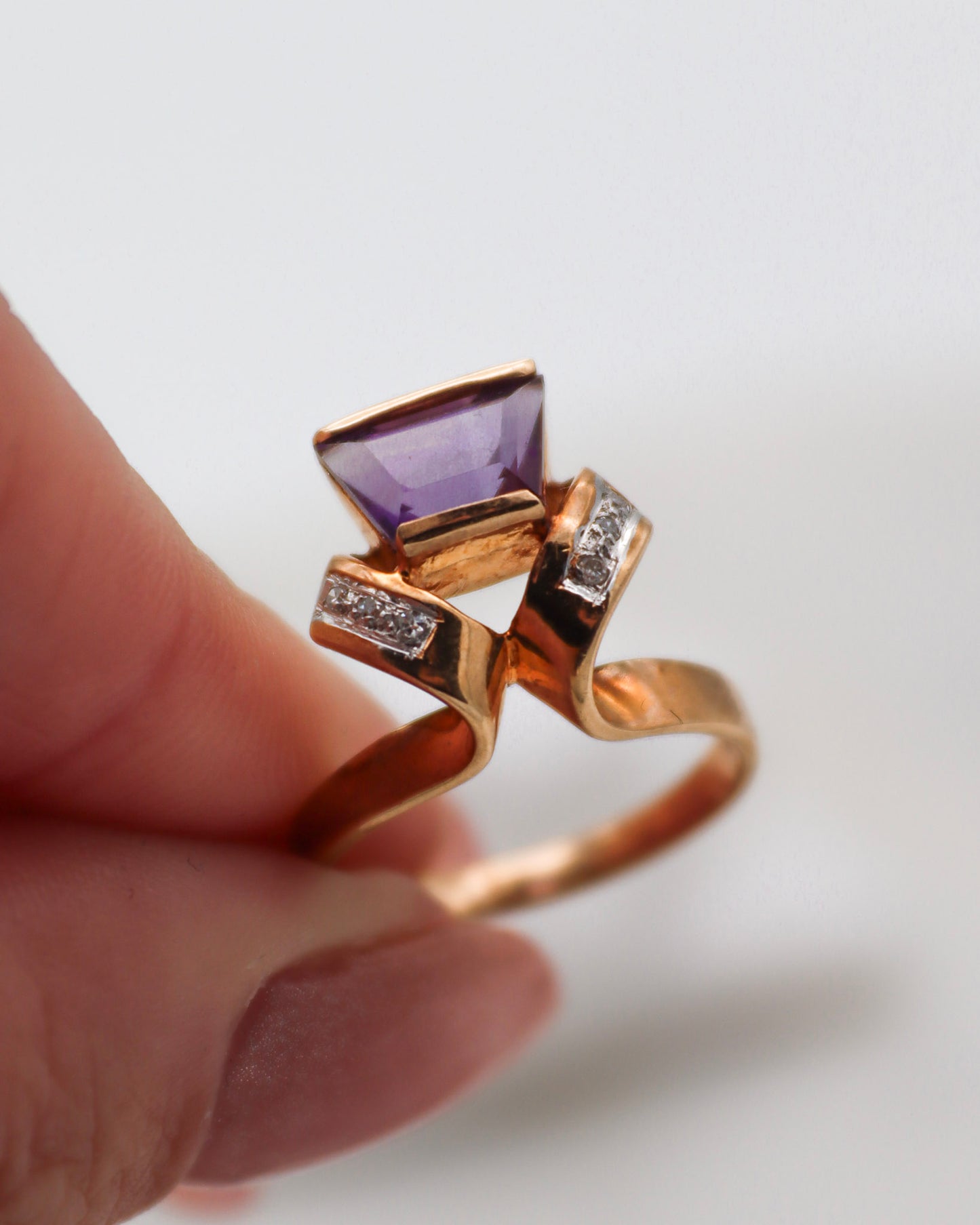 Vintage-Ring Anita mit trapezförmigem Amethyst und Brillanten, in 585er Gelbgold, in München und Augsburg erhältlich