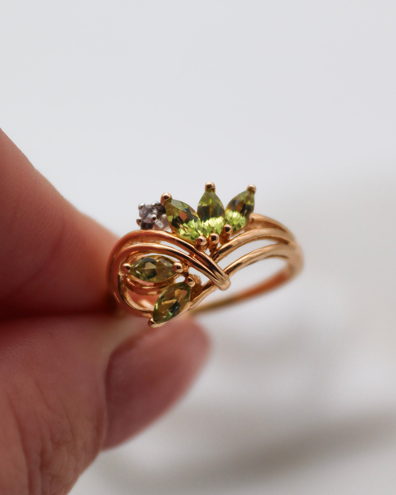 Vintage-Ring Sofie mit 0.02ct Diamant und 0.35ct Peridot in 585 Gelbgold, florales Design. Verfügbar in München & Augsburg.