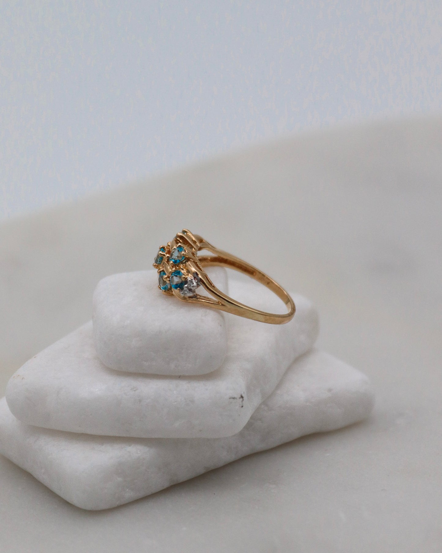 Vintage-Ring Jane aus 585er Gelbgold, besetzt mit 0.35ct Aquamarinen und 0.02ct Diamanten. Ein einzigartiges Schmuckstück in Größe 52, erhältlich in München und Augsburg

