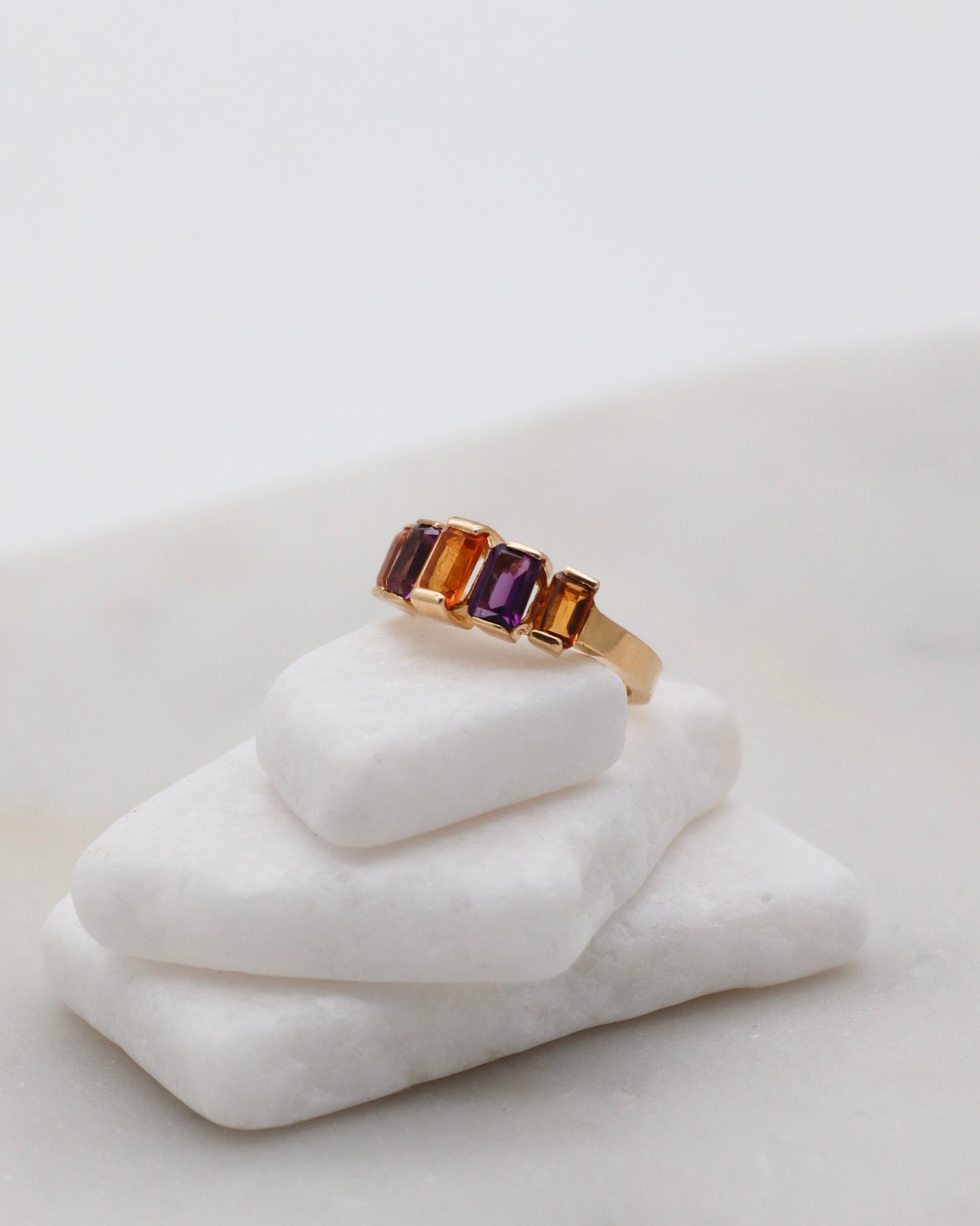 Eleganter Vintage-Ring Donna im Art-Déco-Stil mit Amethysten und gelben Topasen (3.17ct) im Emerald-Schliff, gefasst in 585 Gelbgold. Erhältlich in München & Augsburg.