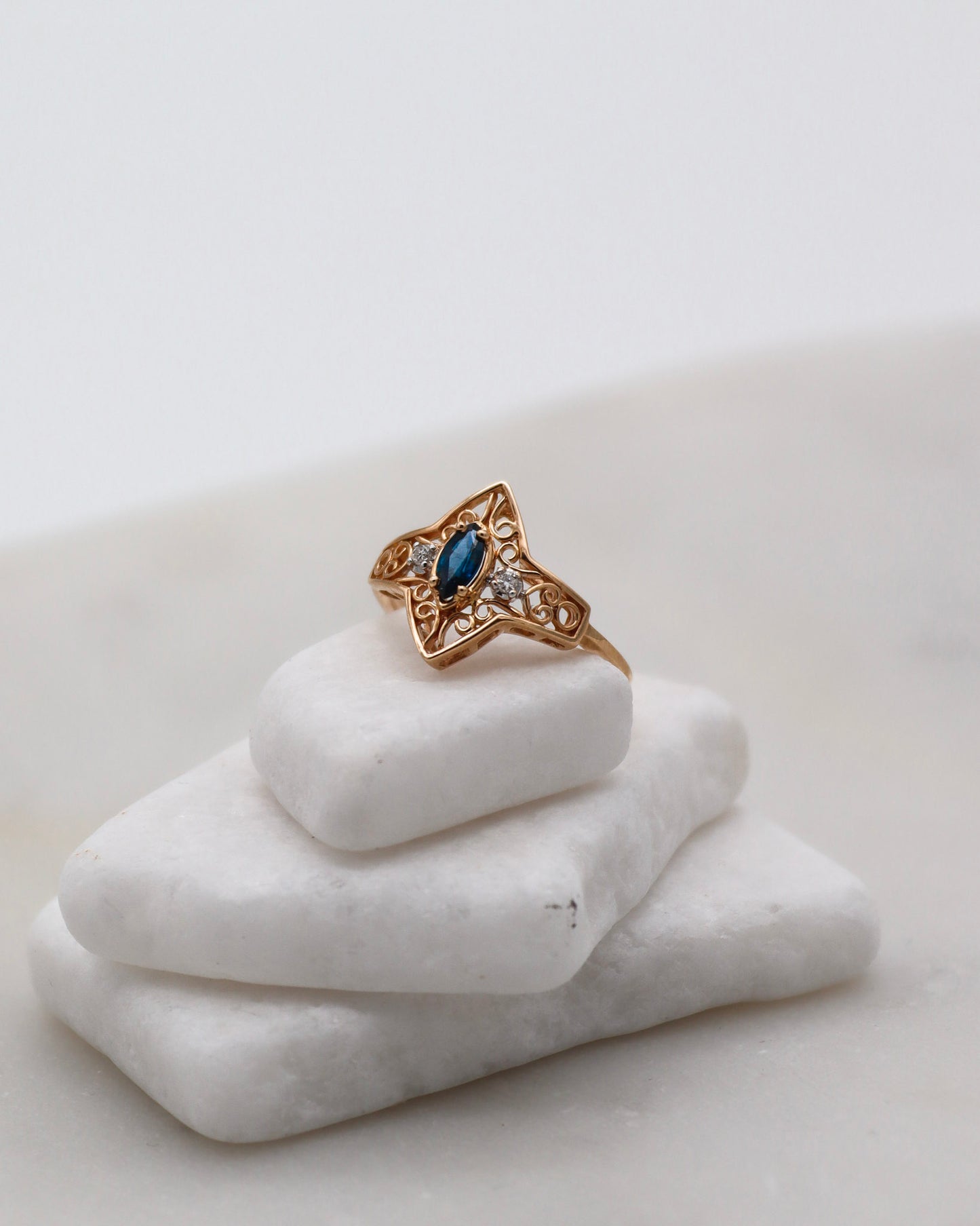 Vintage-Ring Joan aus 585er Gelbgold mit 0.35ct Marquise-Saphir und 0.03ct Diamanten. Art-Déco-Stil mit kunstvollen Details, erhältlich in München und Augsburg

