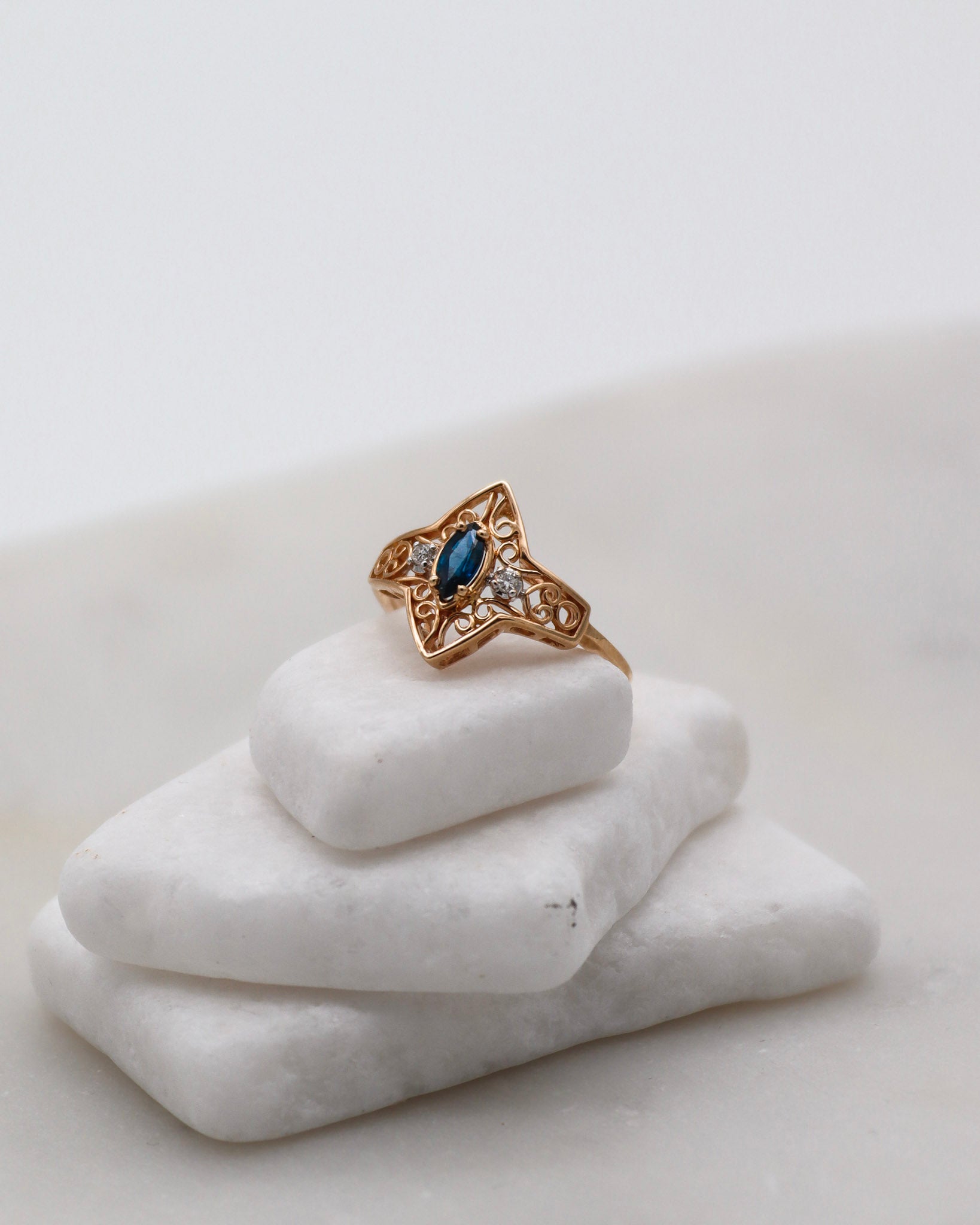 Vintage-Ring Joan aus 585er Gelbgold mit 0.35ct Marquise-Saphir und 0.03ct Diamanten. Art-Déco-Stil mit kunstvollen Details, erhältlich in München und Augsburg

