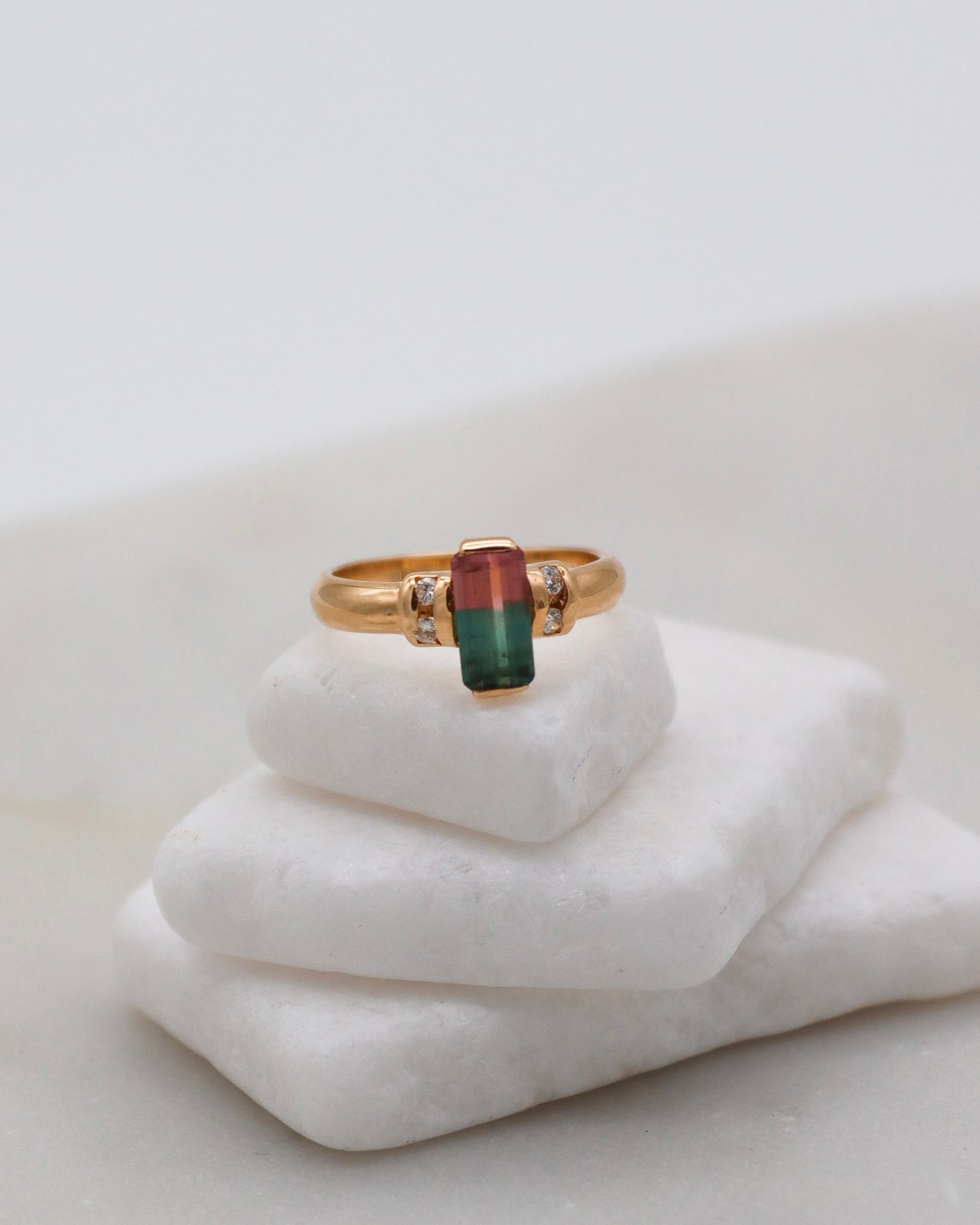 Vintage-Ring Melodie mit einzigartigem Watermelon-Turmalin im Emerald Cut (ca. 1ct) und vier runden Brillanten (0.10ct) in 585 Gelbgold. Erhältlich in München & Augsburg.