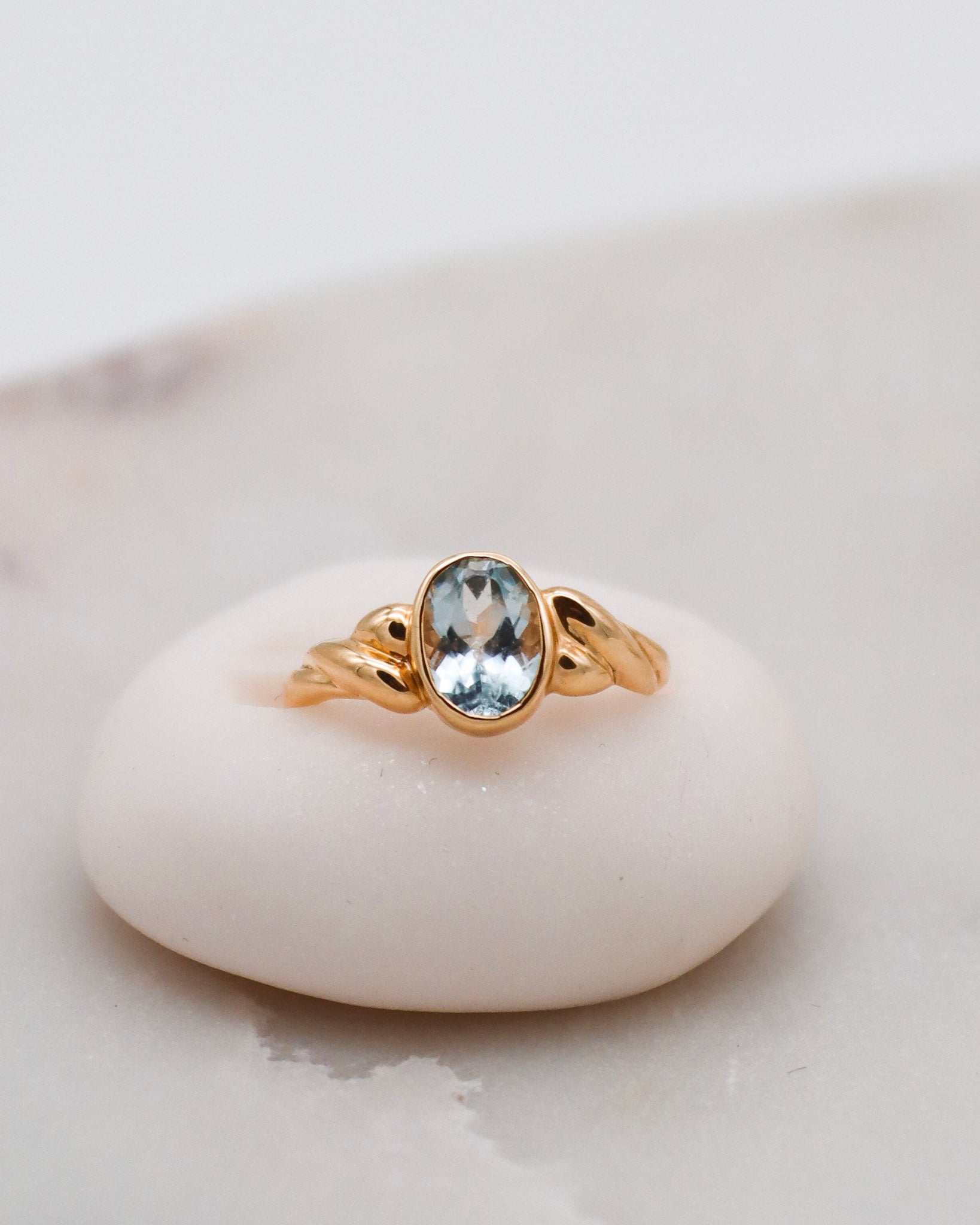 Vintage-Ring Nina mit 0.39ct ovalem Aquamarin und kunstvollem Flechtmuster in 585 Gelbgold. Verfügbar in München & Augsburg.