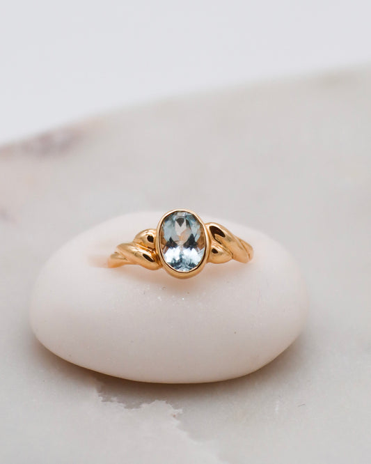 Vintage-Ring Nina mit 0.39ct ovalem Aquamarin und kunstvollem Flechtmuster in 585 Gelbgold. Verfügbar in München & Augsburg.