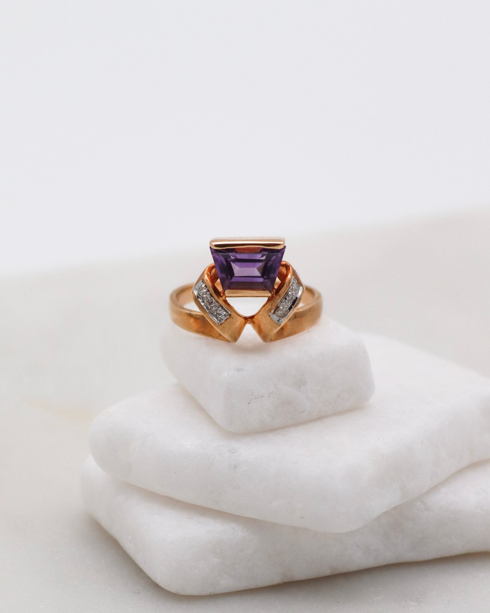 Vintage-Ring Anita mit trapezförmigem Amethyst und Brillanten, in 585er Gelbgold, in München und Augsburg erhältlich