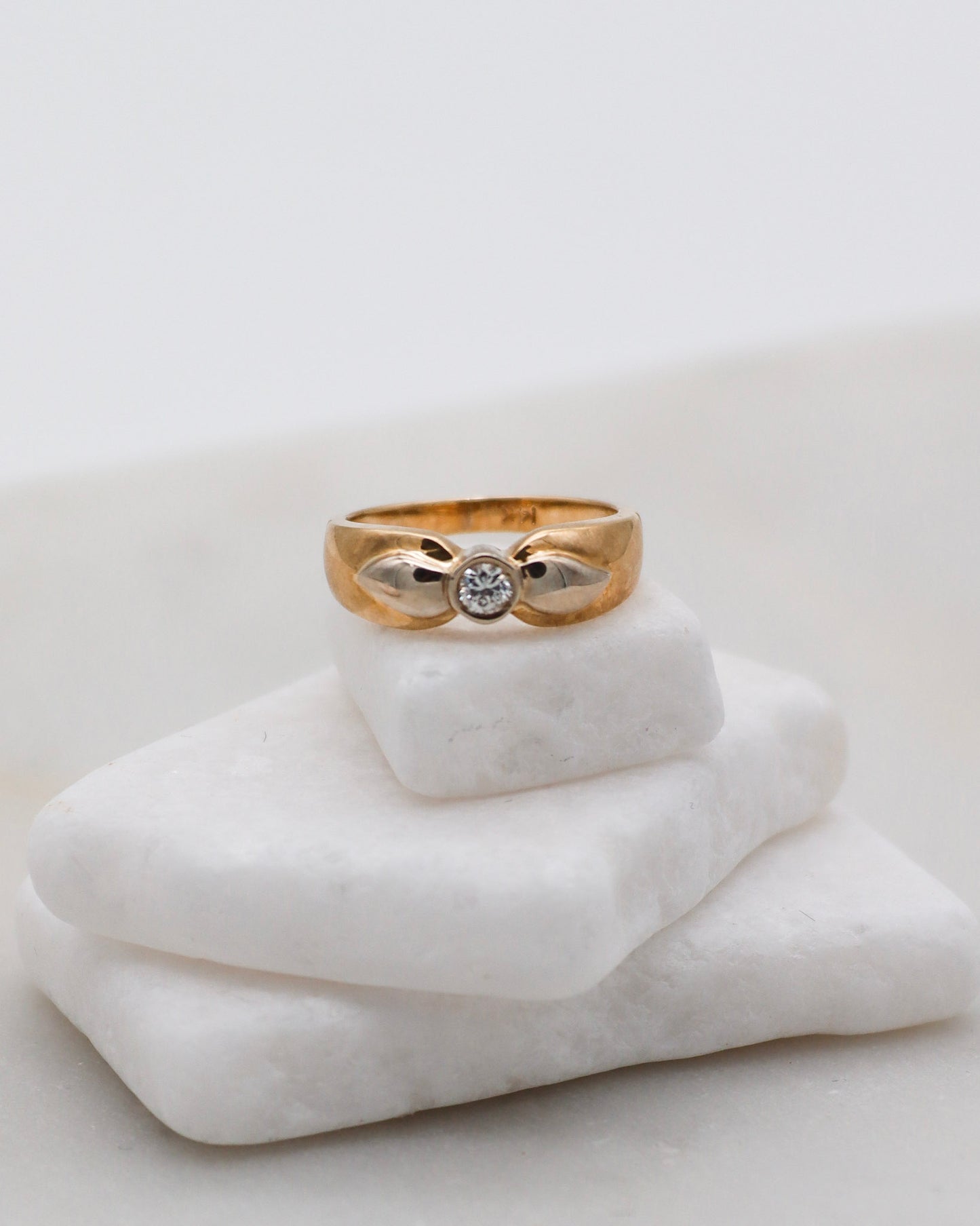 Vintage-Ring Shirley mit 0.16ct Diamant und geschwungenen Schleifendetails in Bicolor-Gelbgold und Weißgold, in München und Augsburg erhältlich