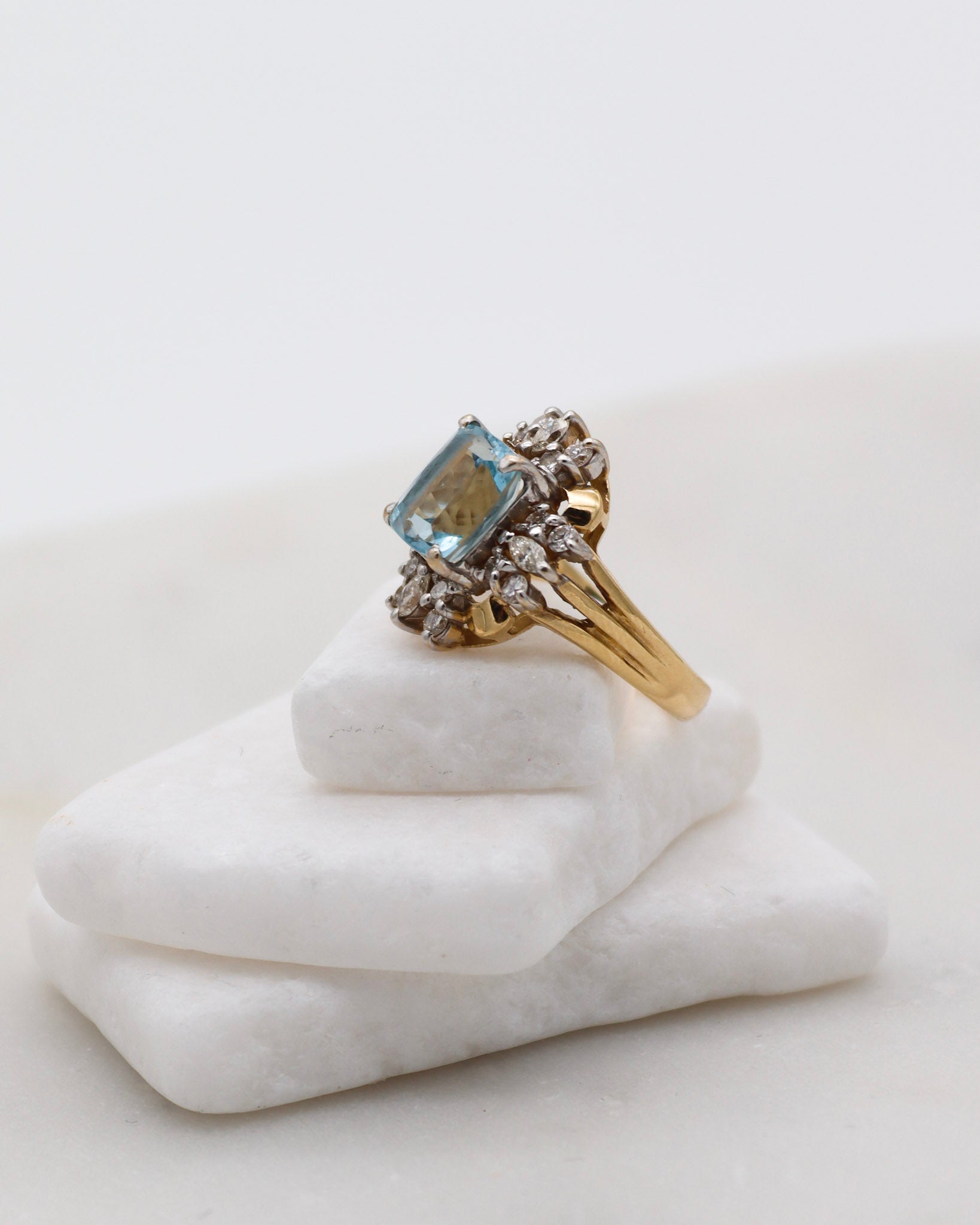 Vintage-Ring Audrey im Art-déco-Stil mit 3ct Aquamarin, 4 Marquise-Diamanten und 16 runden Brillanten, Bicolor-Gold, in München und Augsburg erhältlich