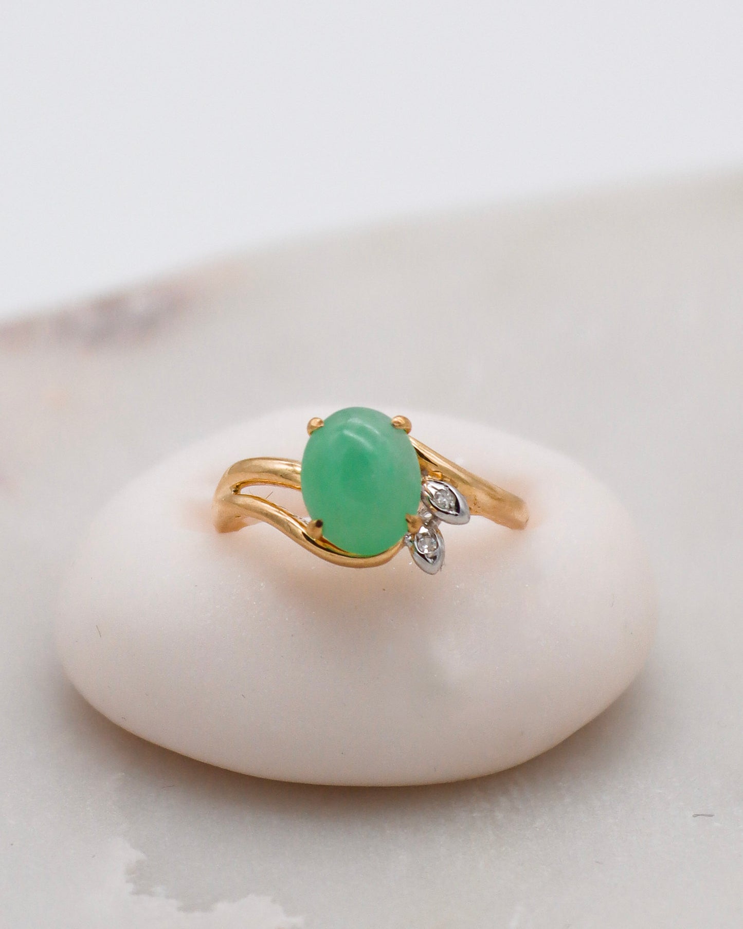 Vintage-Ring Ingrid mit ovalem Cabochon Jade (1.5ct), umgeben von Diamanten (je 0.02ct) in 585er Gelbgold, erhältlich in München und Augsburg