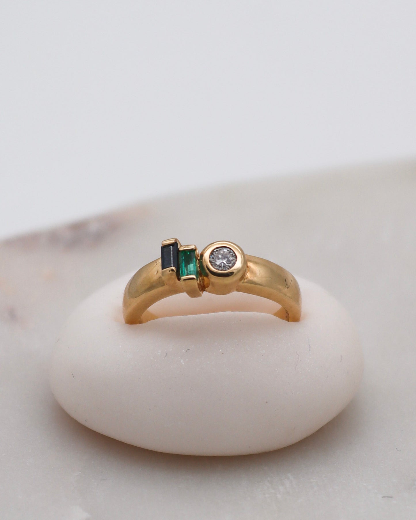 Vintage-Ring Stella mit runden Brillanten (0.12ct), Smaragd und Saphir (je 0.05ct), 585er Gelbgold, erhältlich in München und Augsburg