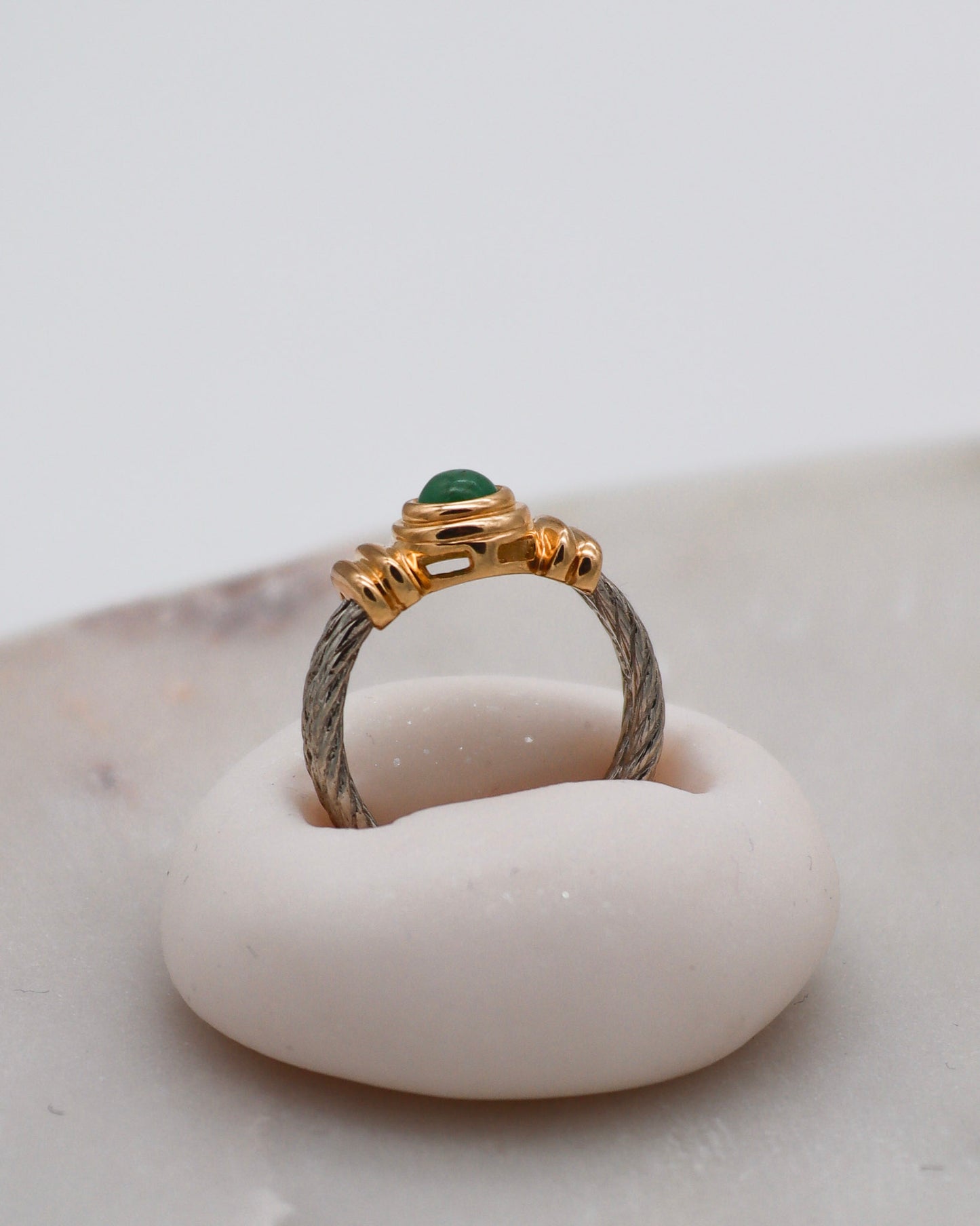 Vintage-Ring Etta mit grünem Edelstein, Bicolor-Design aus 585er Gelbgold und Weißgold, Drahtseiloptik, erhältlich in München und Augsburg