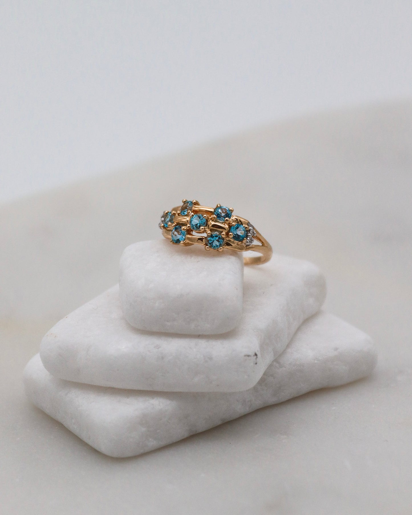 Vintage-Ring Jane aus 585er Gelbgold, besetzt mit 0.35ct Aquamarinen und 0.02ct Diamanten. Ein einzigartiges Schmuckstück in Größe 52, erhältlich in München und Augsburg

