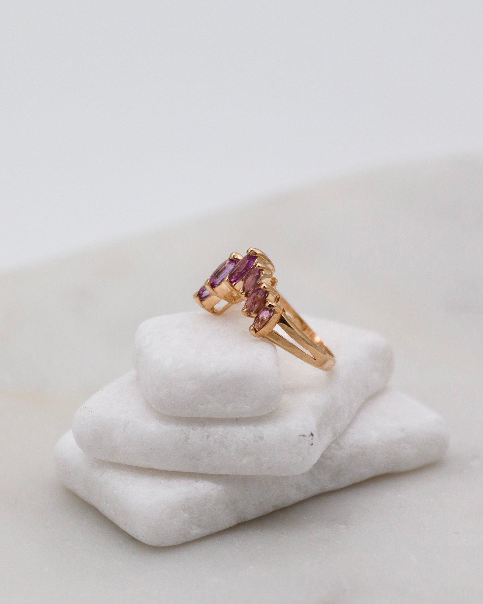 Eleganter Vintage-Ring Jaqueline mit 9 Marquise-Amethysten (ca. 0.40ct) und geschwungenem Wellendetail in 585 Gelbgold – einzigartiger Retro-Stil, erhältlich in München & Augsburg